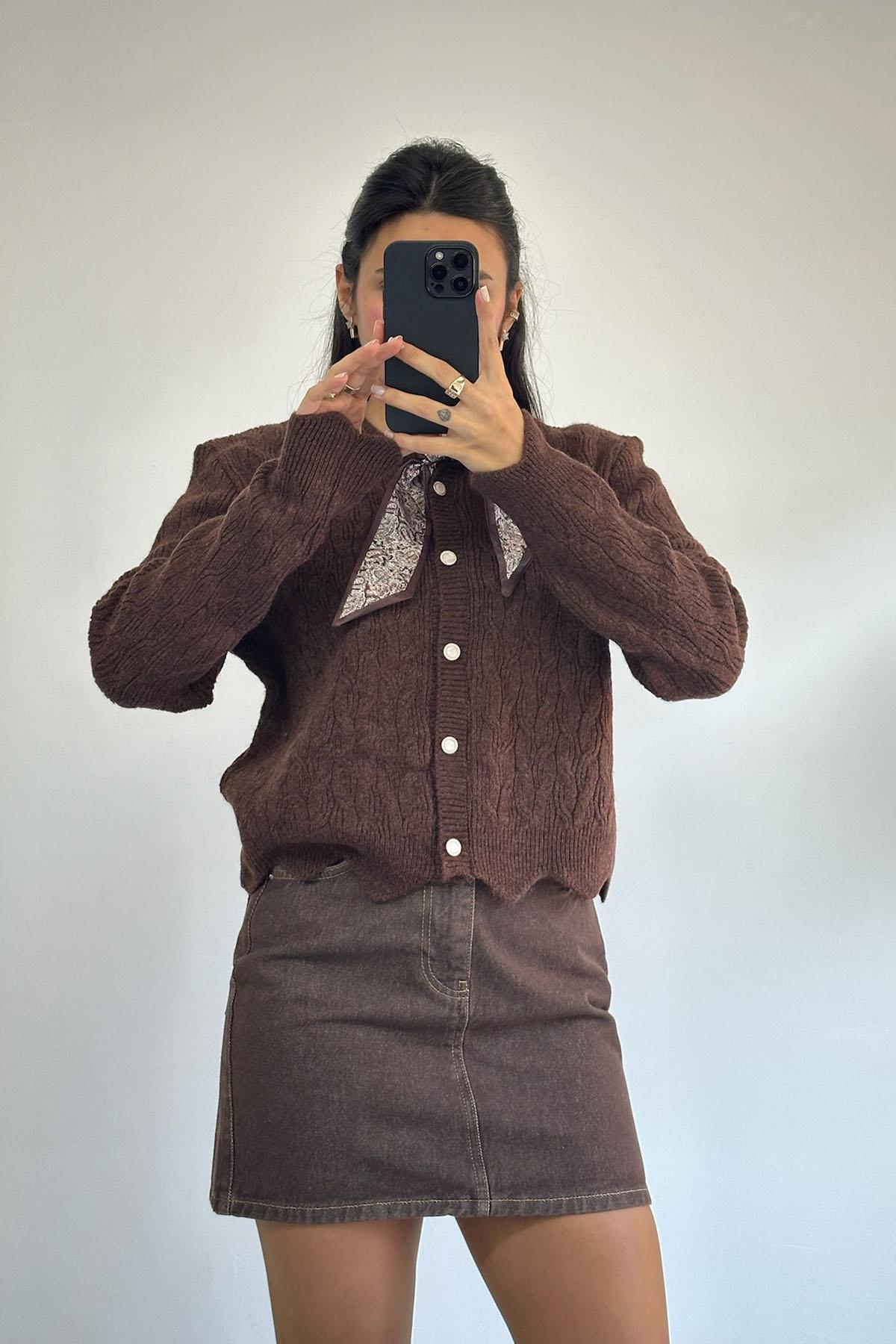 Fularlı Düğmeli Kahve Hırka