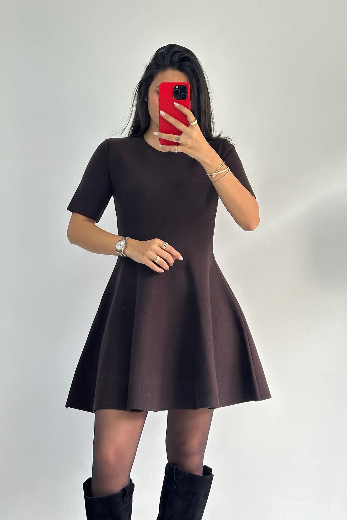 Bisiklet Yaka Volanlı Koyu Kahve Triko Elbise