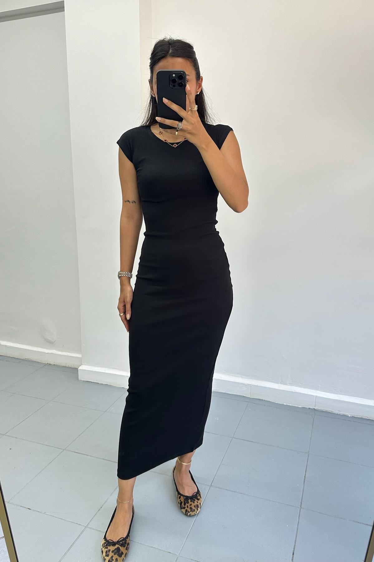Vücuda Oturan Siyah Elbise