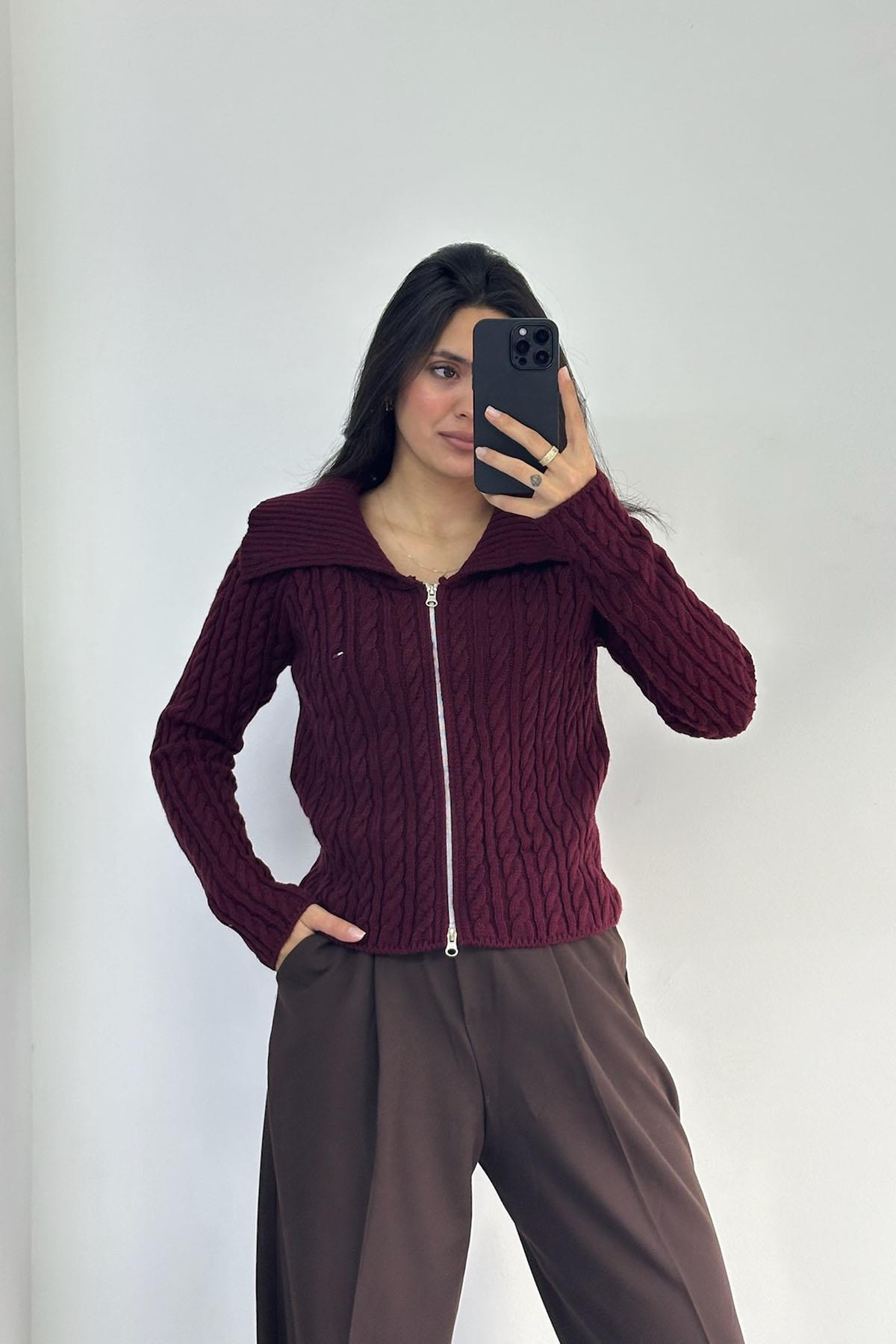 Saç Örgülü Minik Nakışlı Fermuarlı Bordo Kazak 