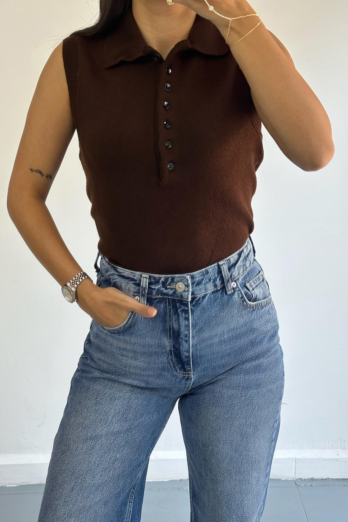 Düğmeli Kolsuz Kahverengi Kazak