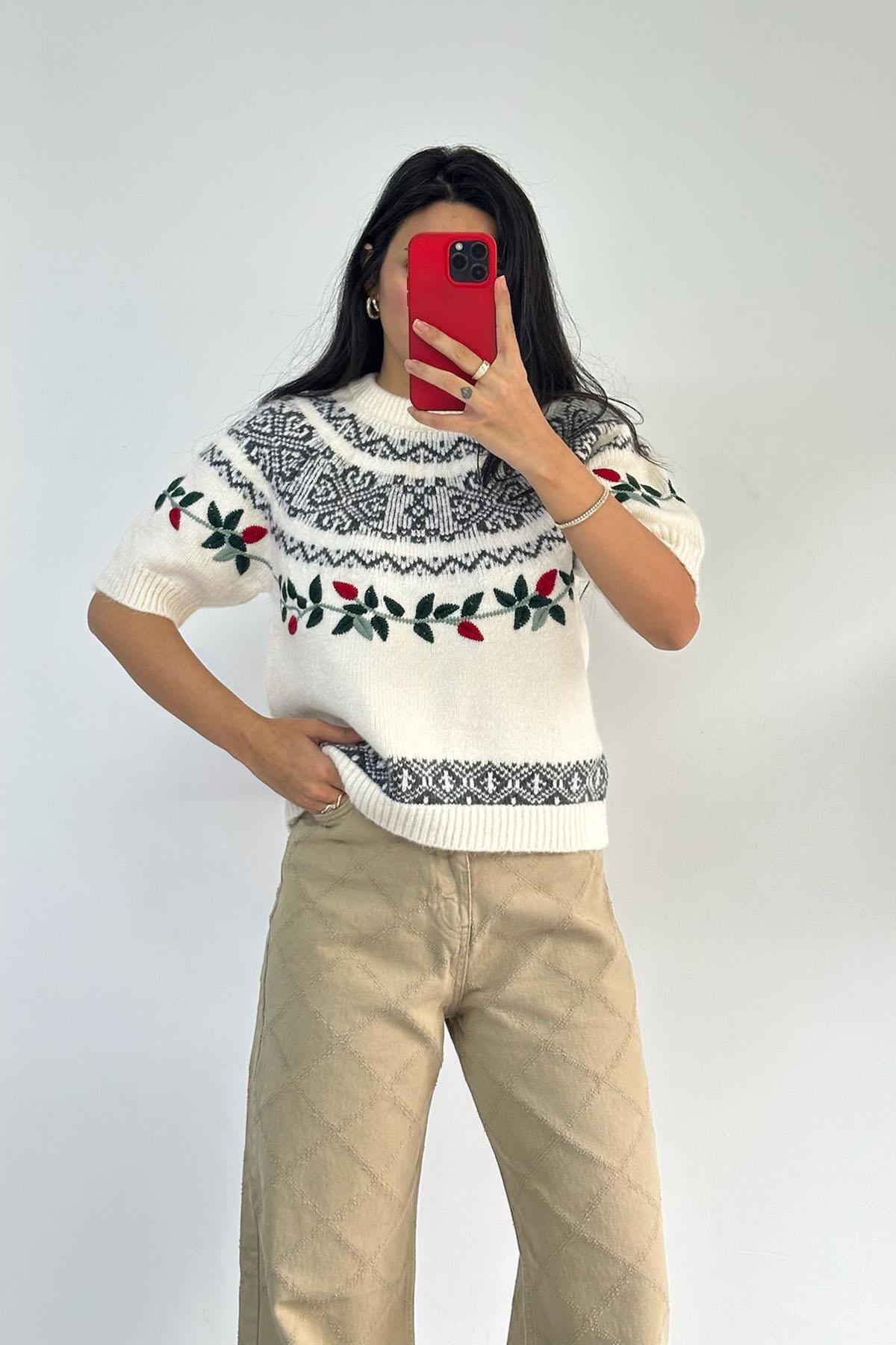 Nakışlı Kısa Kol Krem Kazak