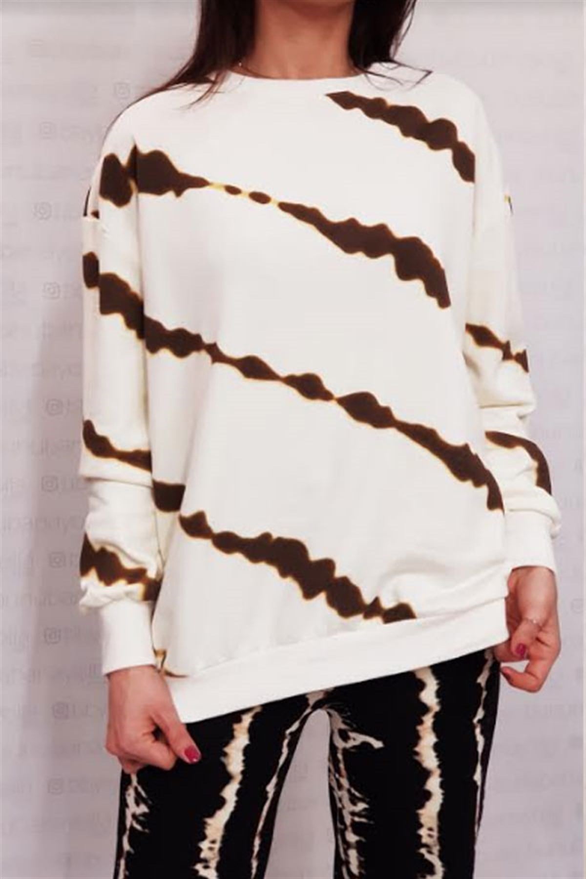 Batik Baskılı Ekru Sweatshirt