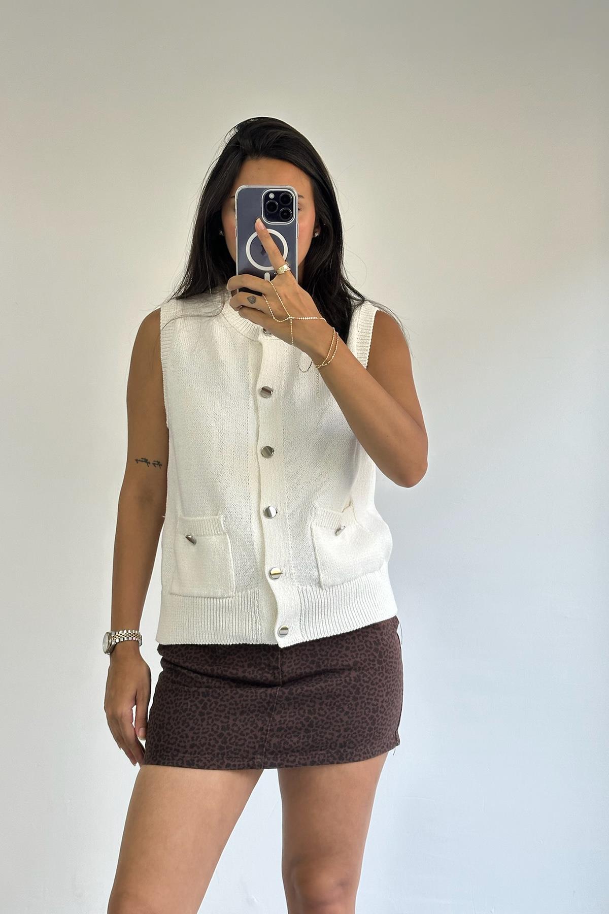 Düğmeli Cepli Ekru Yelek