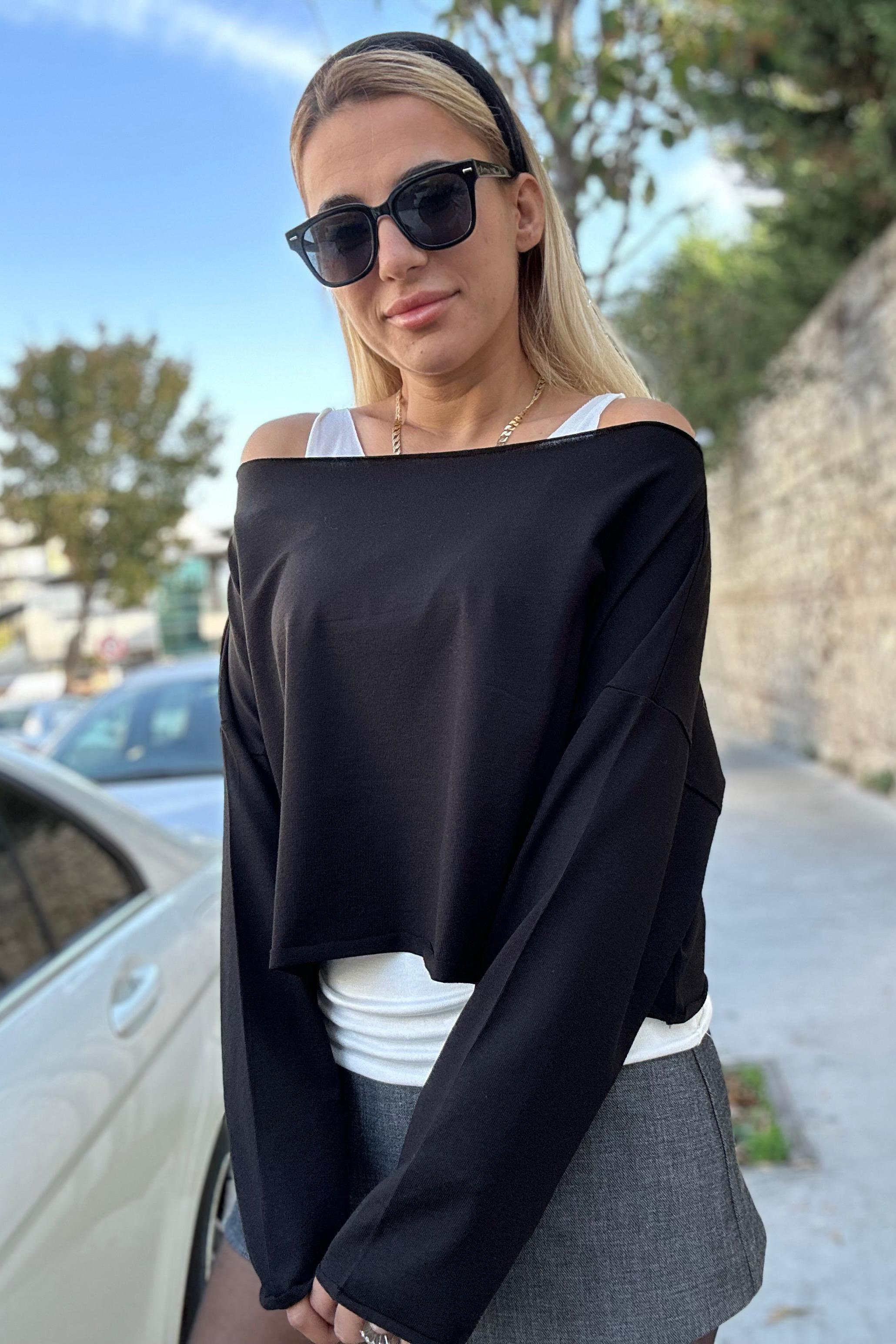 Beyaz Atlet Detaylı Siyah Kayık Yaka BluzBLUZ