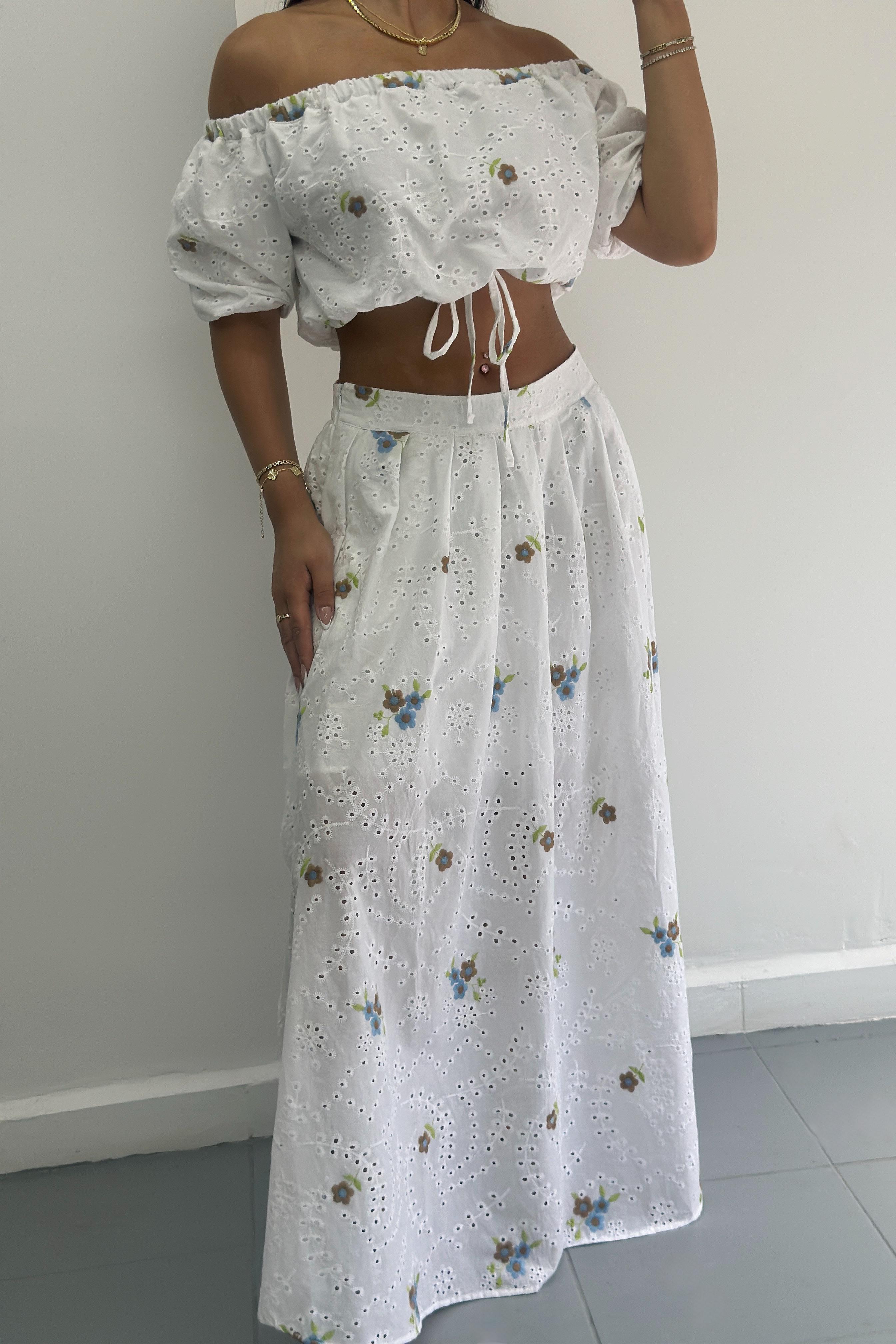 Çiçek Desenli Ekru Etek TakımTAKIMLAR