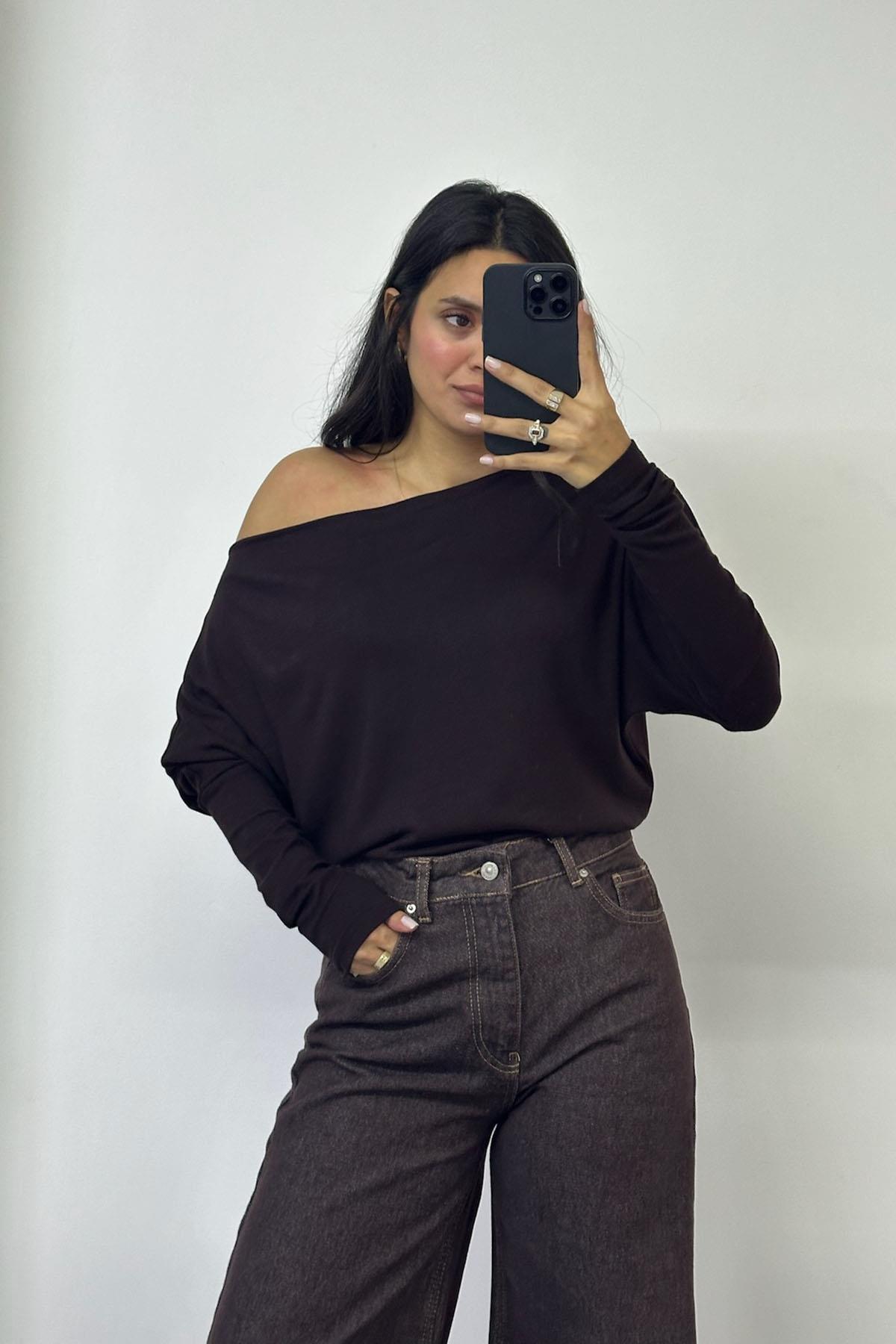 Omzu Düşük Kahve Bluz