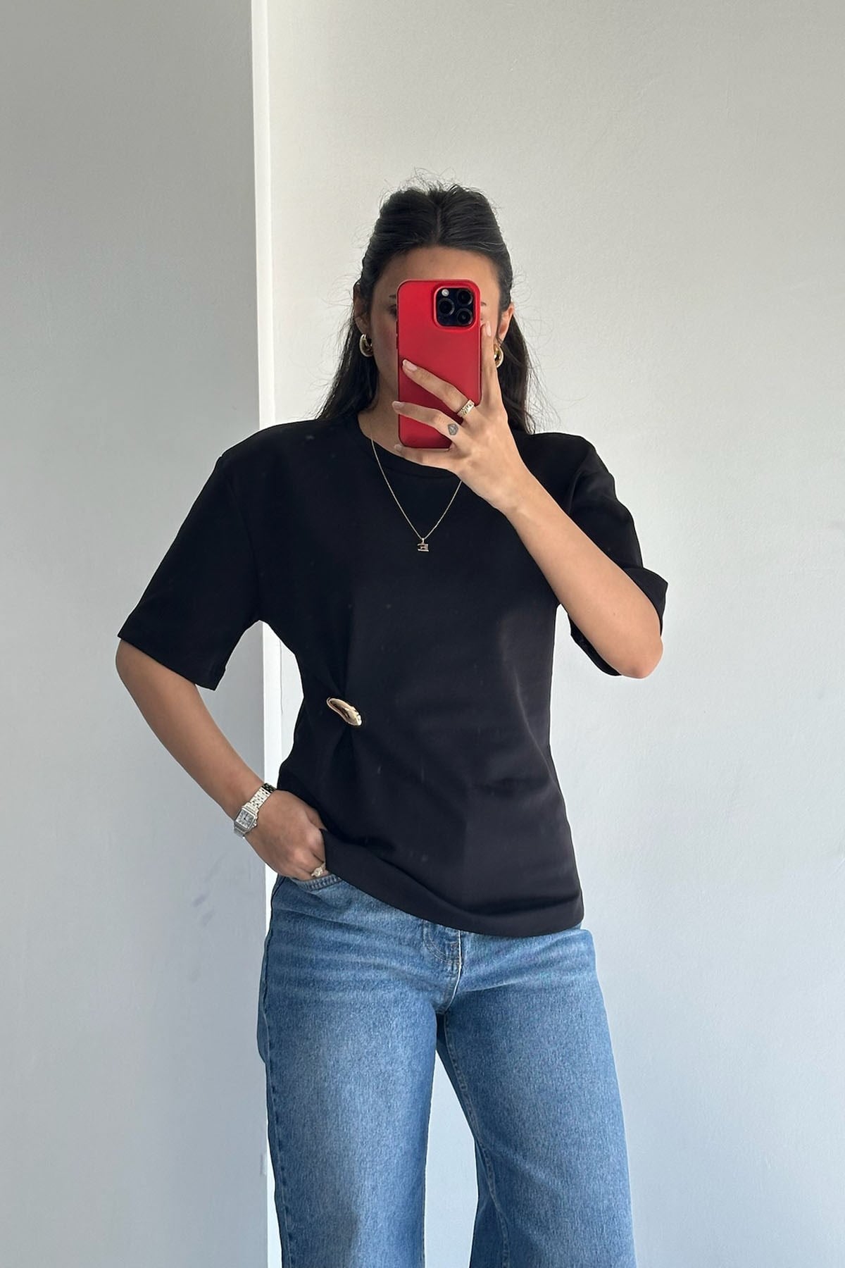 Aksesuar Detaylı Siyah Basic T-Shirt