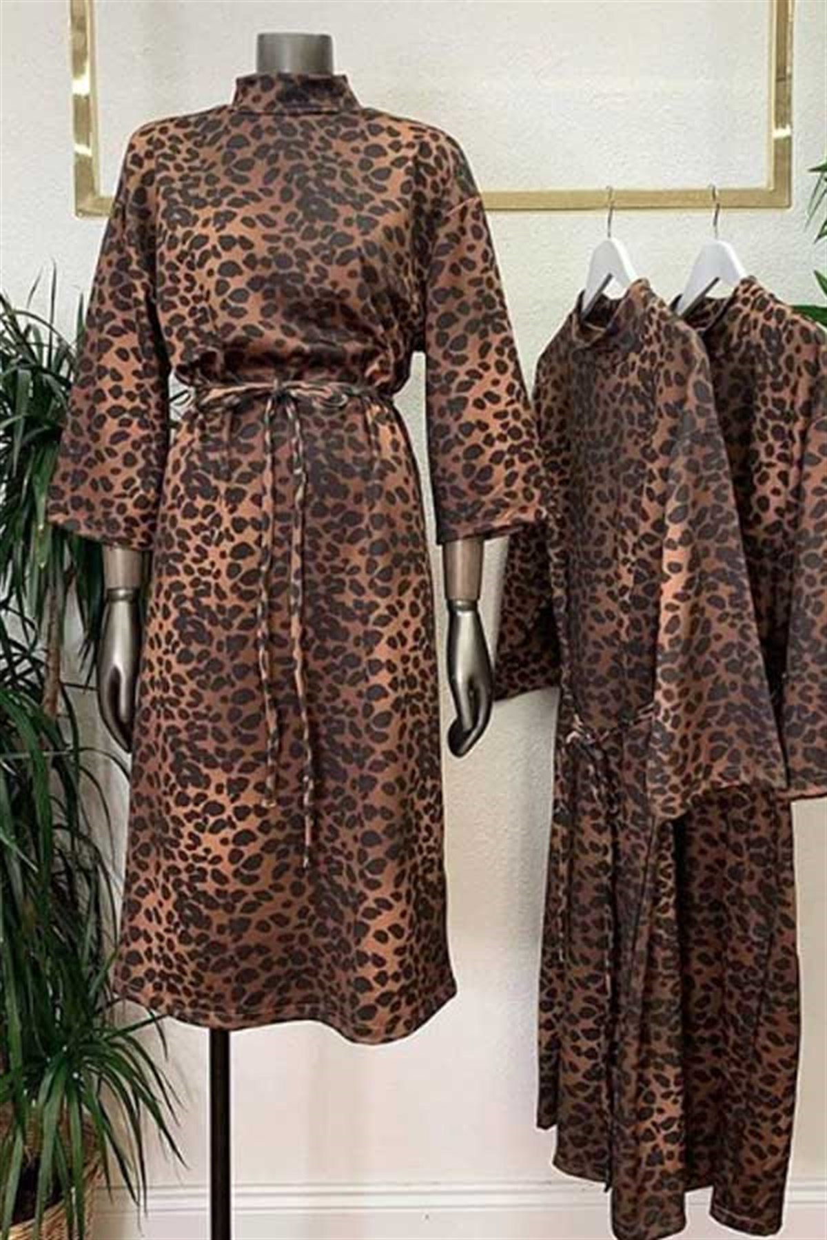 Dik Yaka Kuşaklı Leopar Elbise