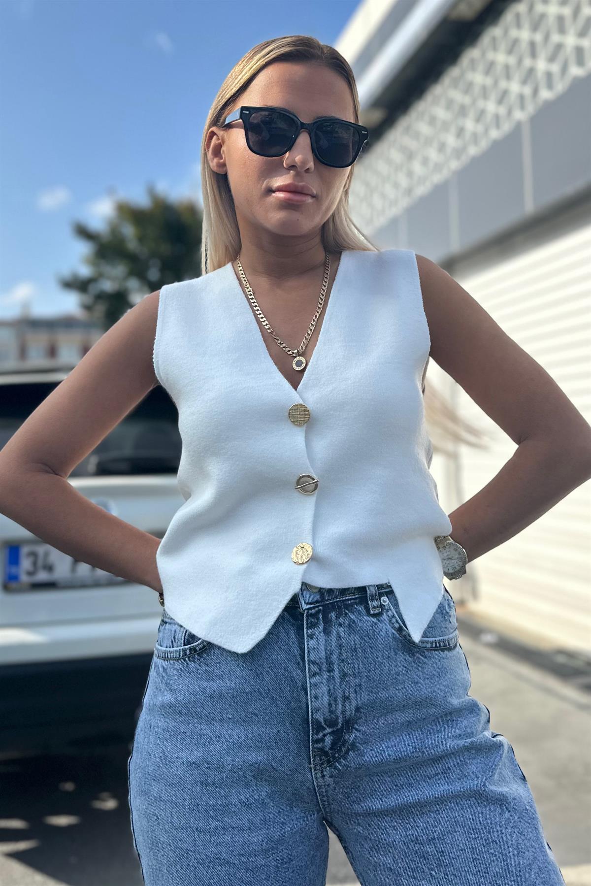 Düğmesi Detaylı Ekru Triko YelekMONT/CEKET