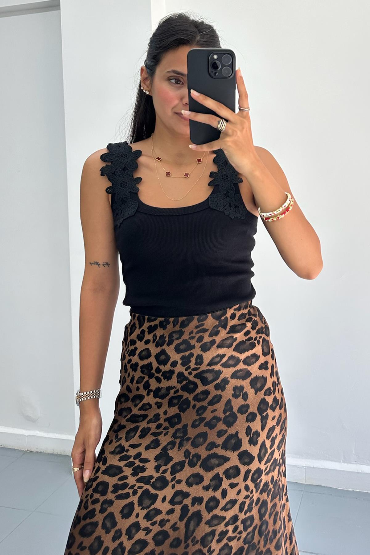 Omuzları İşlemeli Siyah Atlet