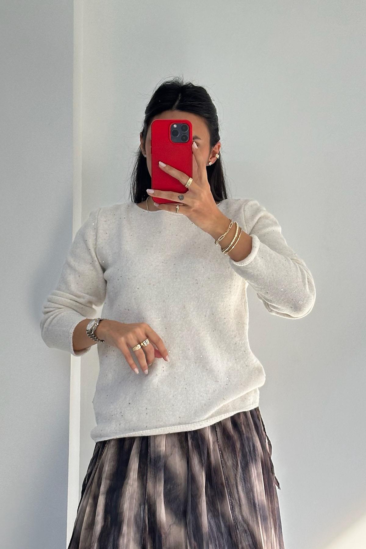 Kayık Yaka Pullu Simli Krem Triko Kazak