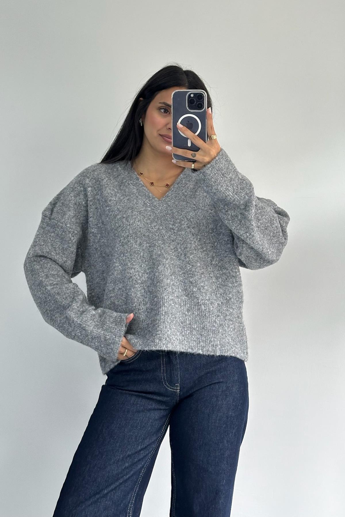 V Yaka Yumuşak Dokulu Gri Triko Kazak 