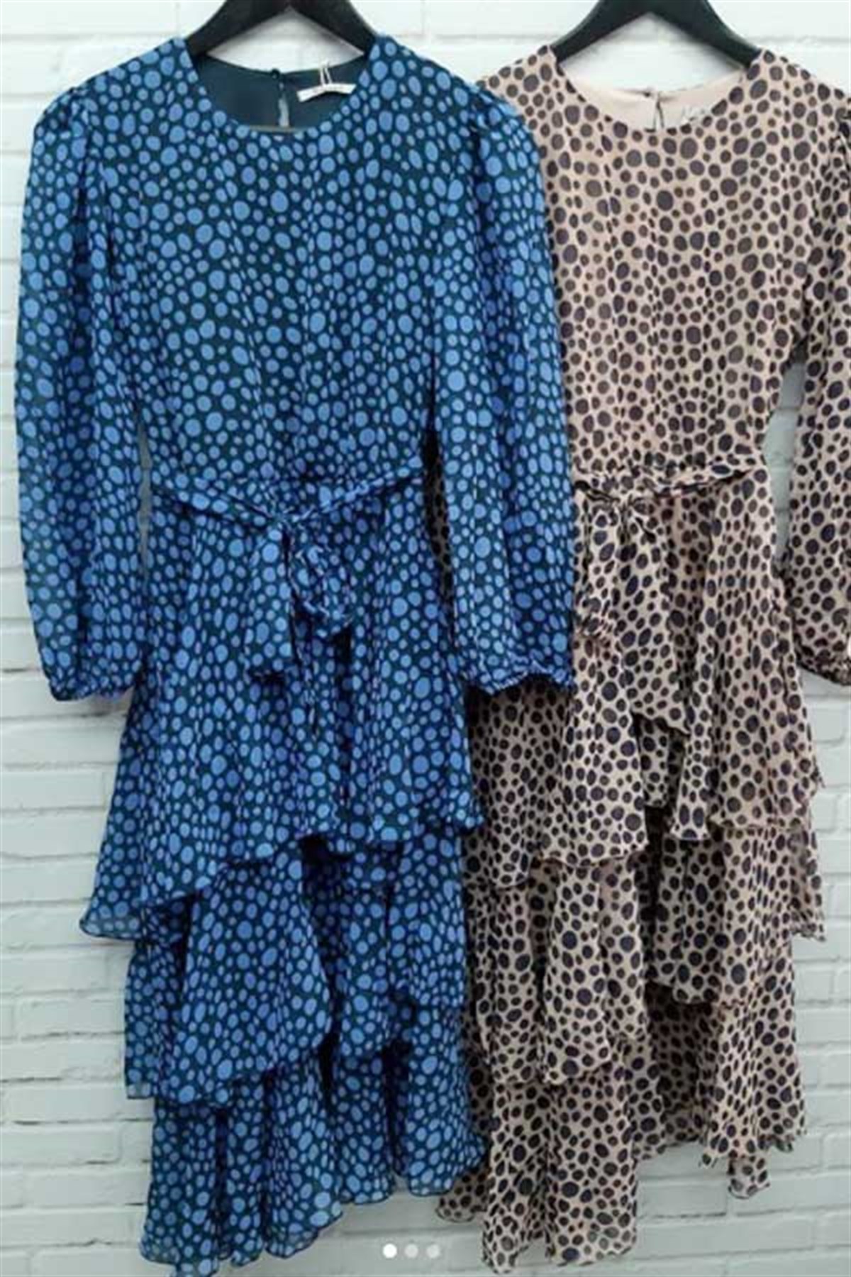 Eteği Asimetrik Katlı Puantiyeli Elbise