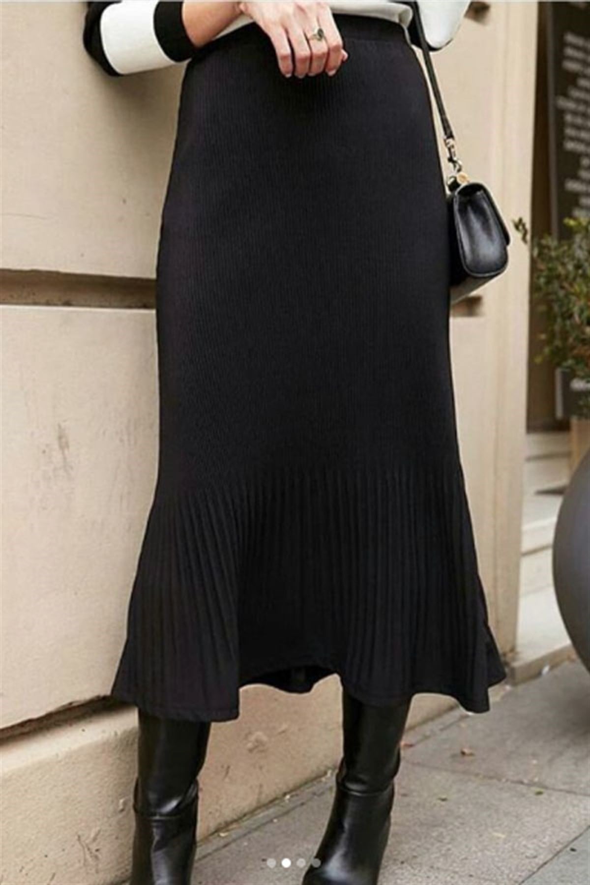 Etek Ucu Geniş Pliseli Midi Etek