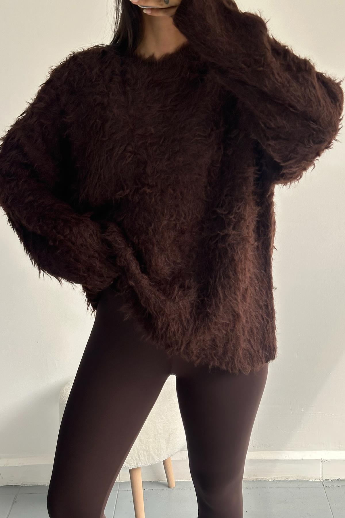 Tüylü Kahverengi Uzun Kazak