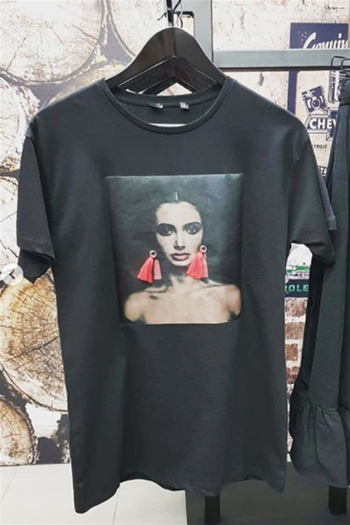 Küpeli Kızlı Tshirt