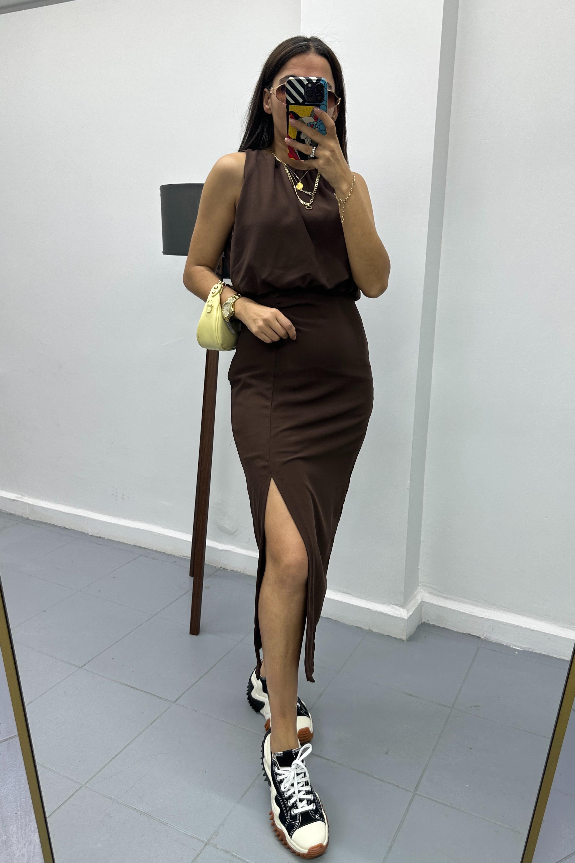 Önden Yırtmaçlı Büzgülü Kahverengi ElbiseELBİSE