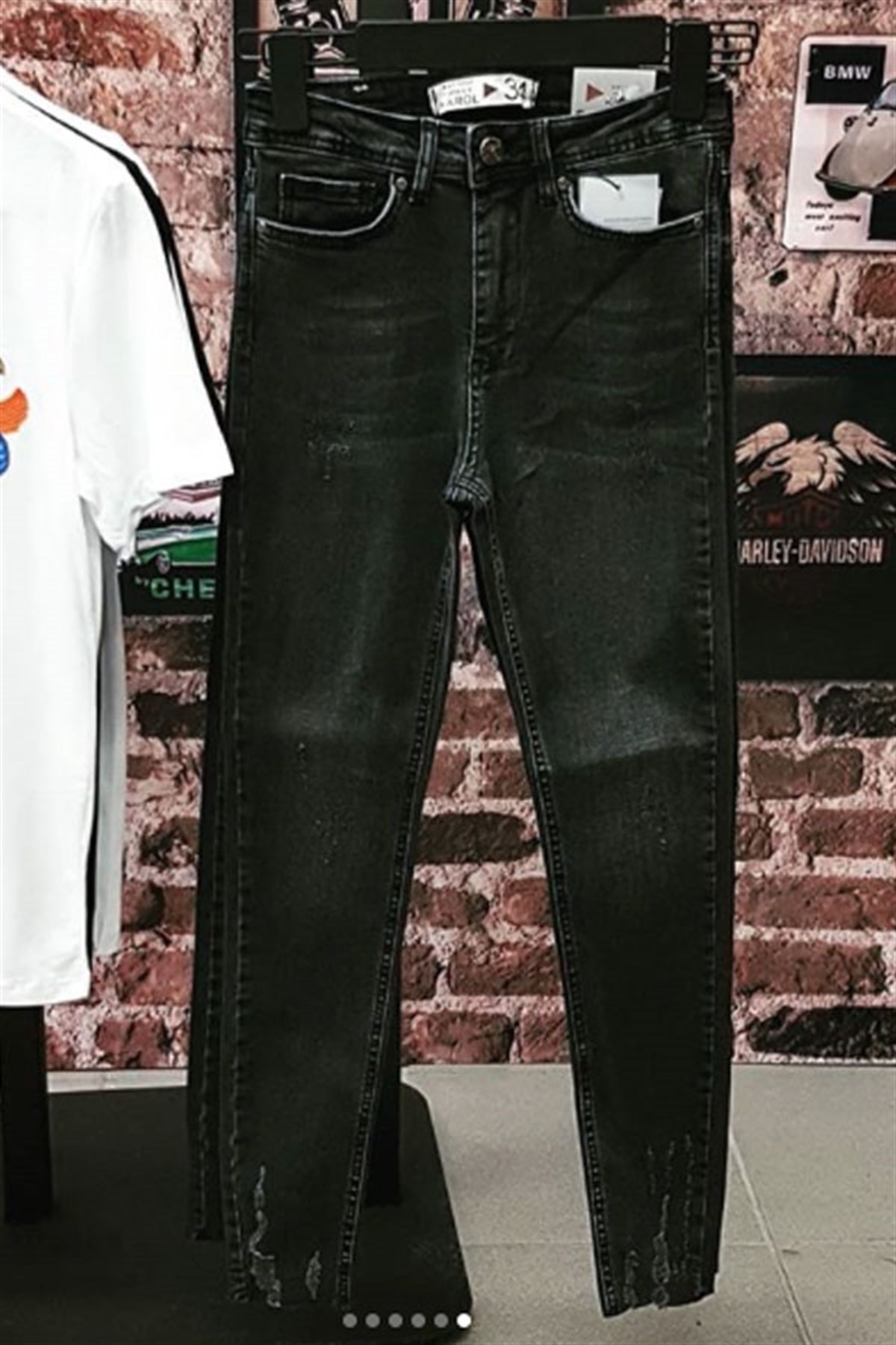 Paçası Yırtıklı Yıkamalı Siyah Skinny Jean