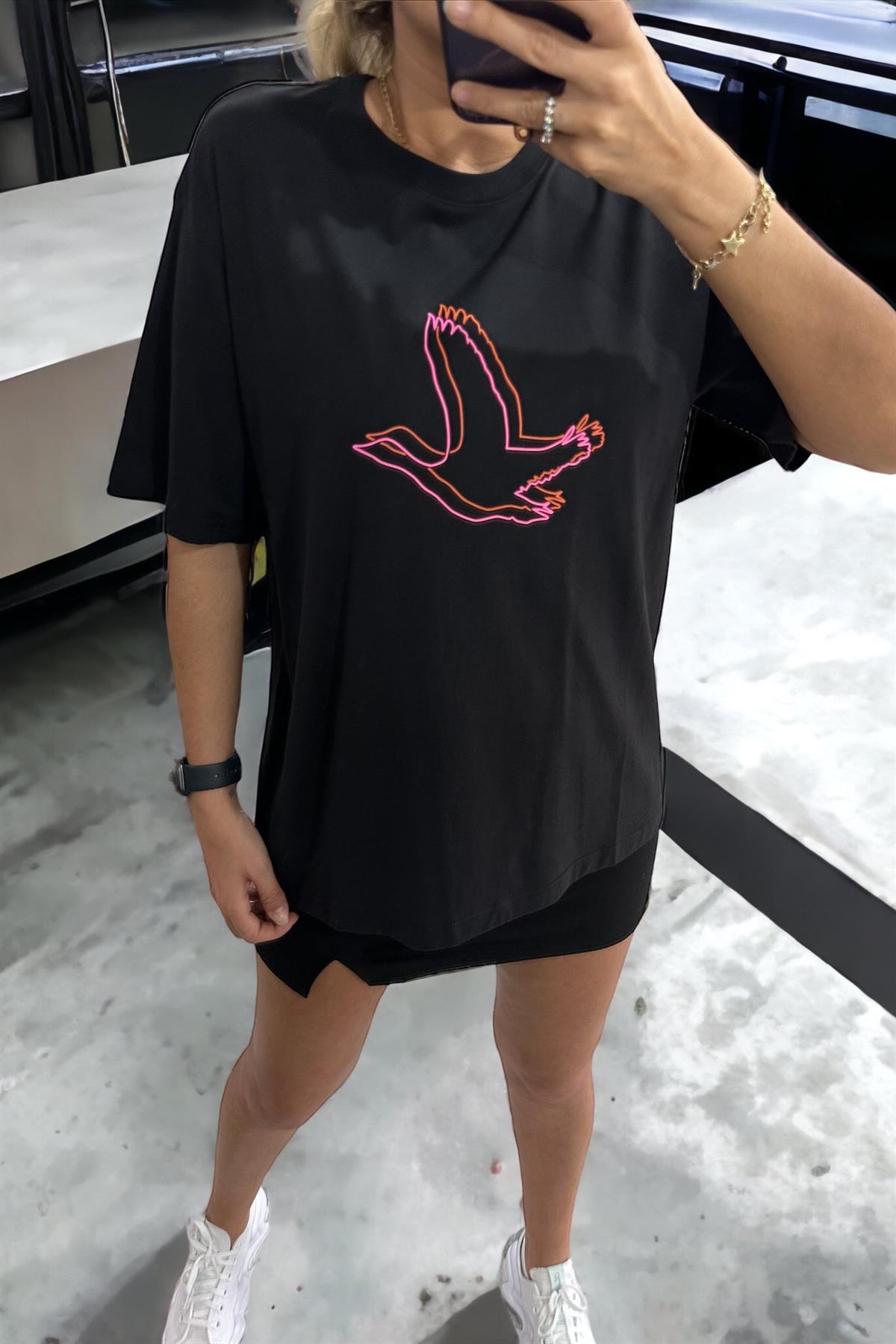 Pembe Kabartma Kuşlu Siyah Orjinal Marka TshirtTSHİRT