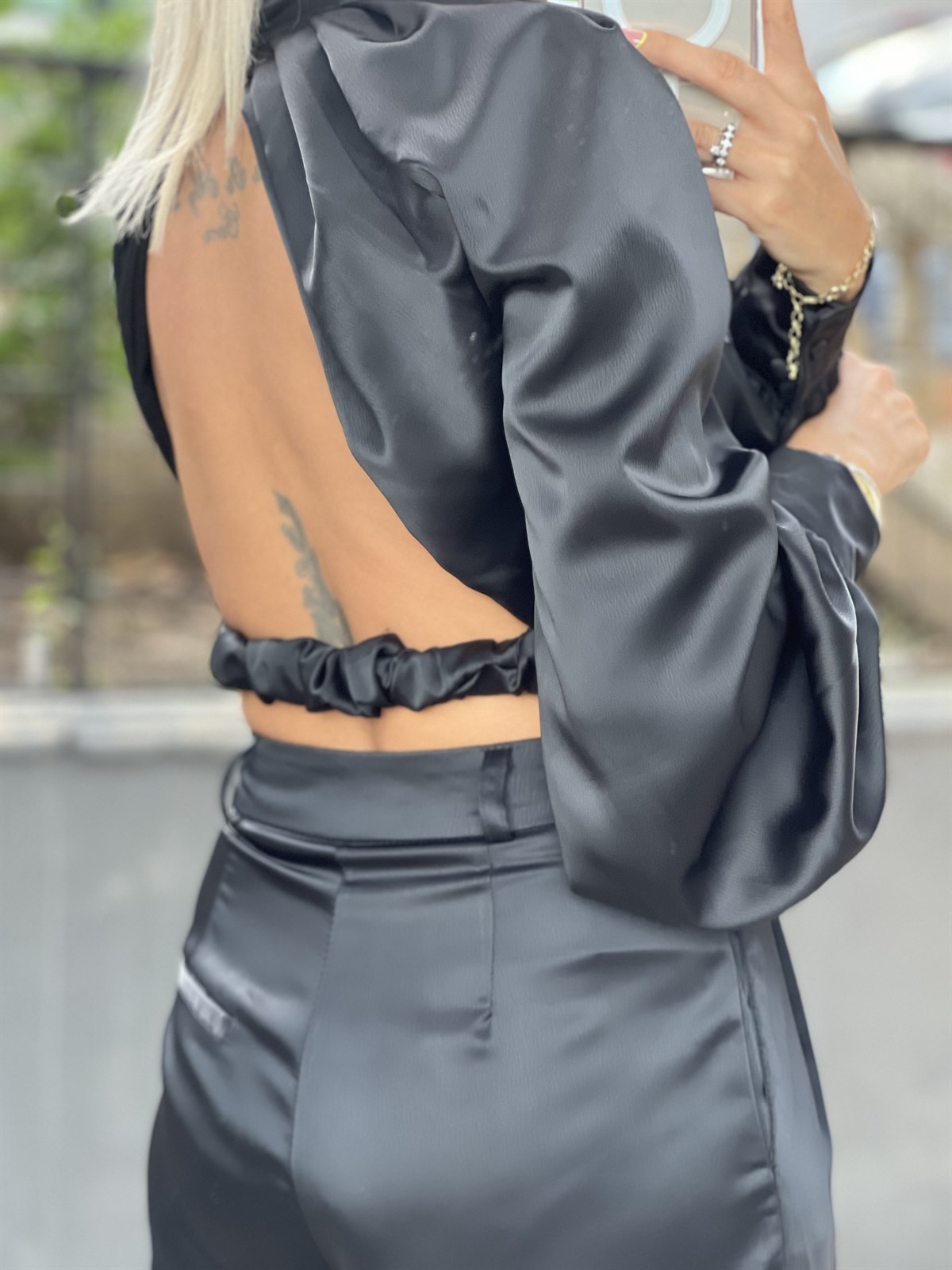 Sırtı Açık Siyah Saten BluzBLUZ