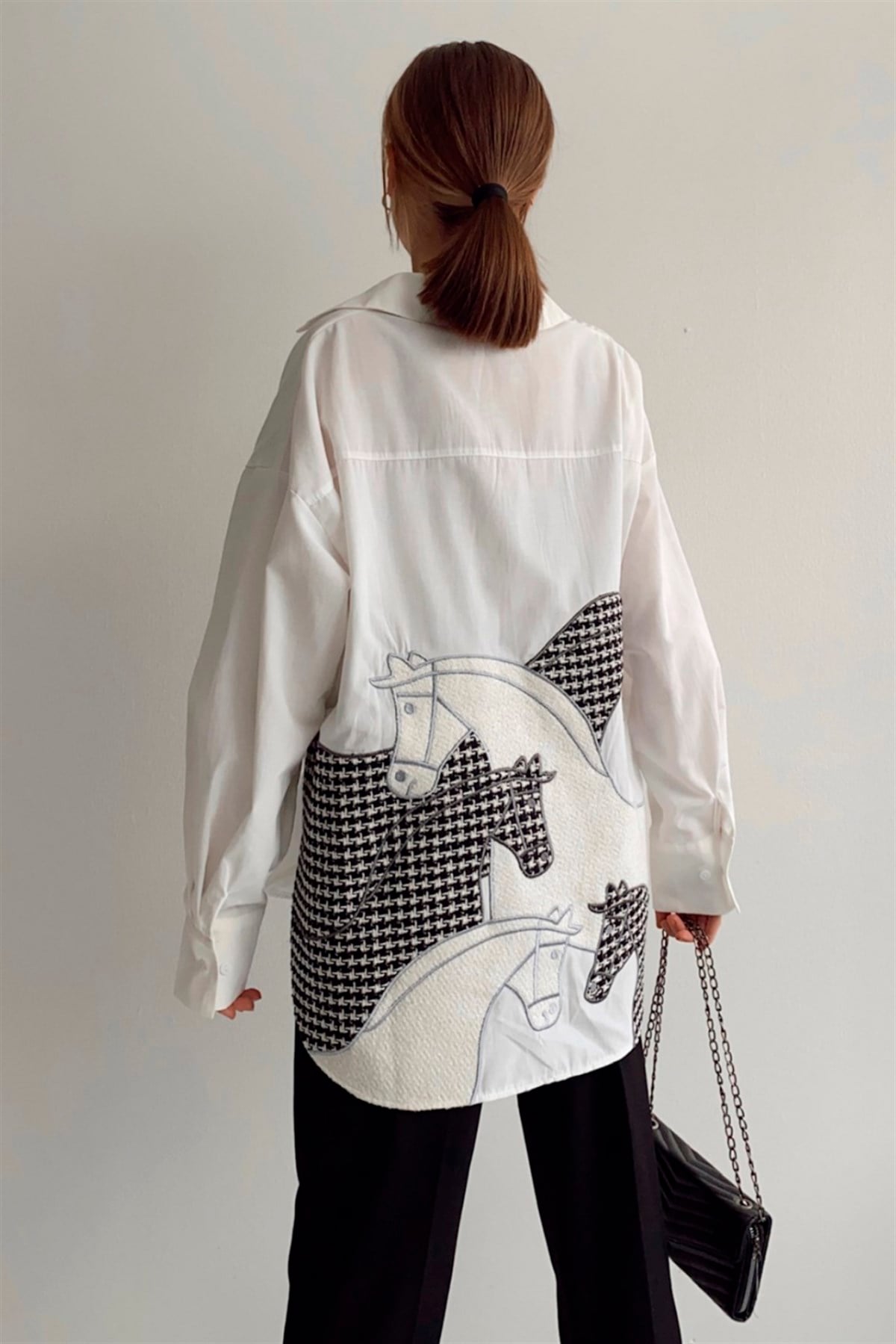 Sırtı Siyah At Nakışlı Oversize GömlekGÖMLEK