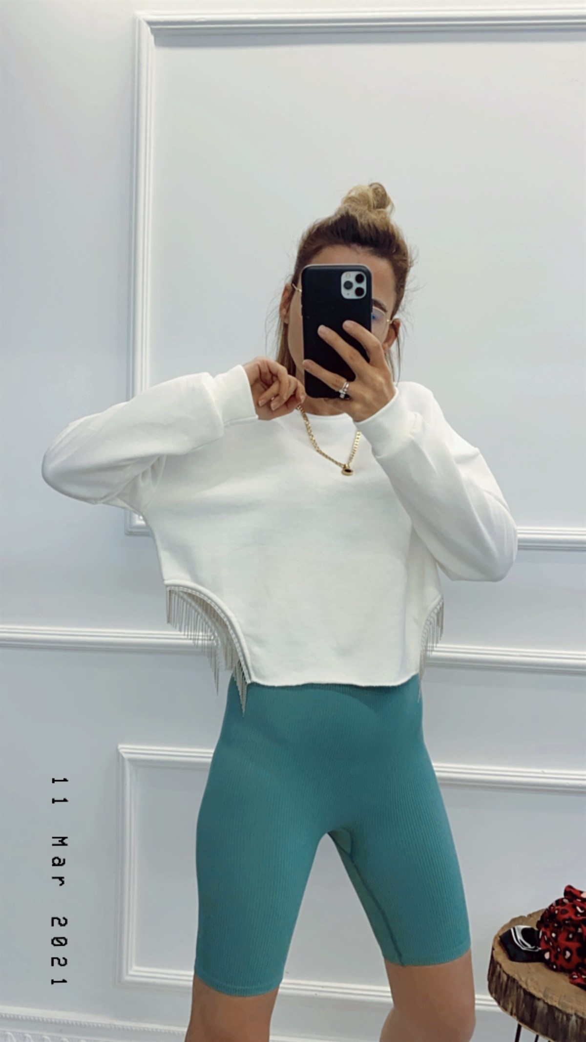 Taş Püsküllü Beyaz Sweatshirt