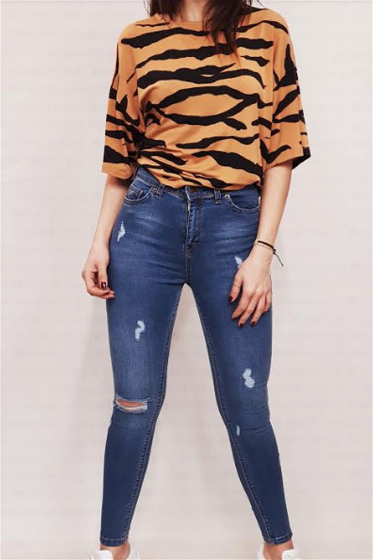 Tek Dizi Kesik Yırtıklı Skinny Jean