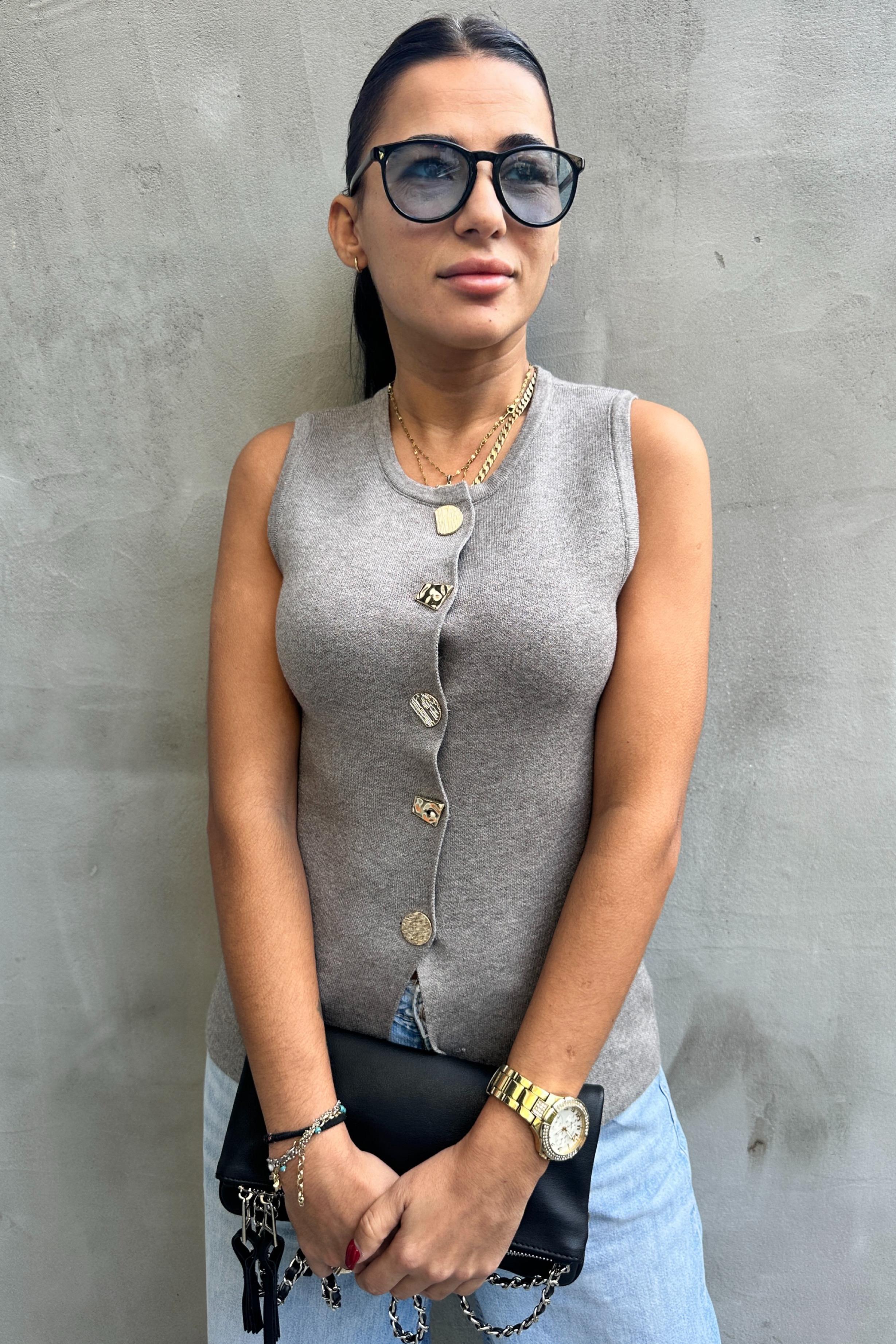 Üçgen Düğmeli Gri Triko YelekYELEK