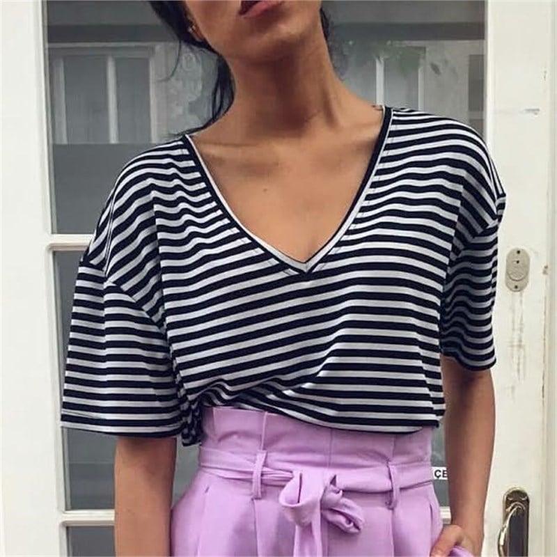 V Yaka Kırmızı Çizgili Basic Tshirt
