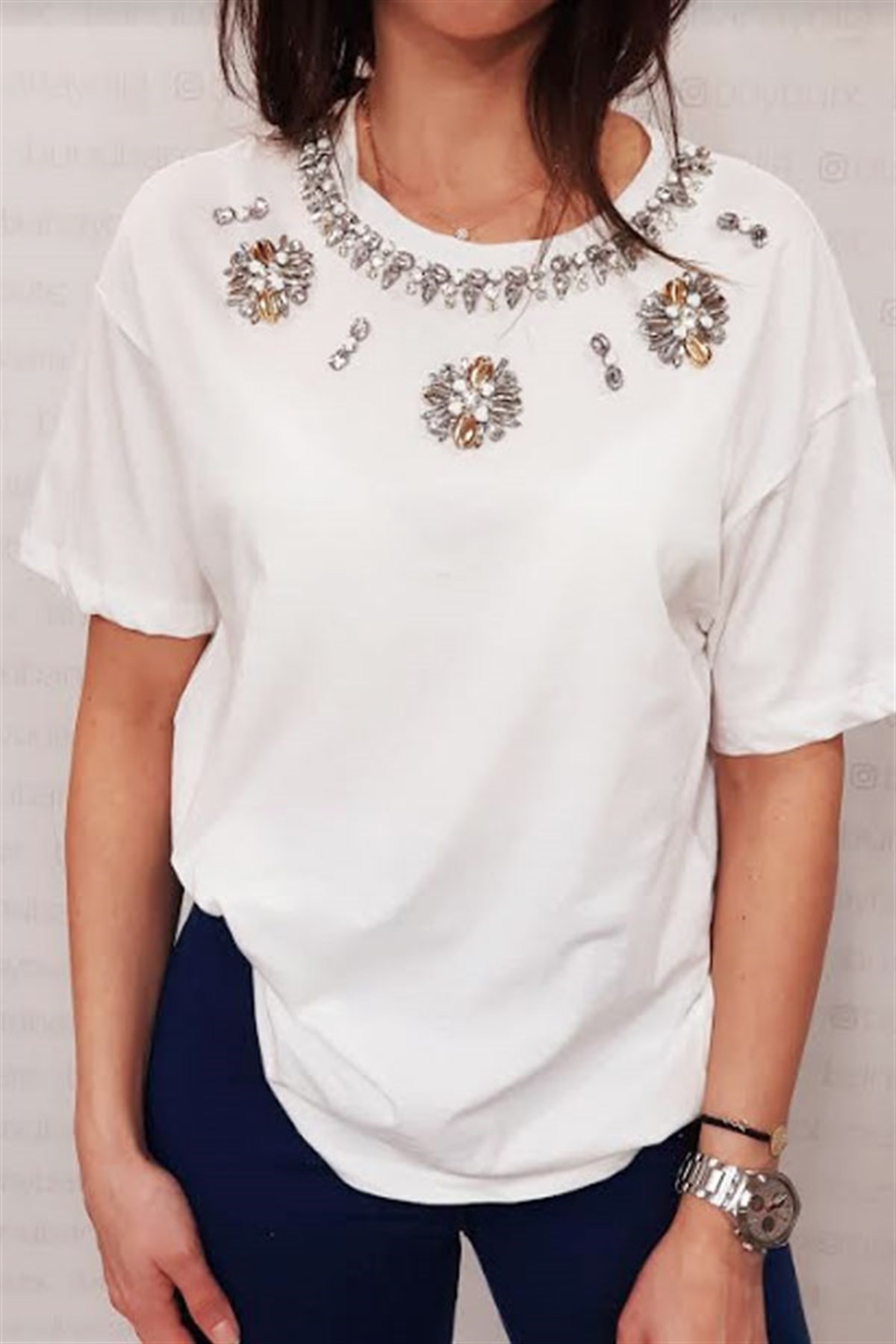 Yakası Taşlı Beyaz Tshirt
