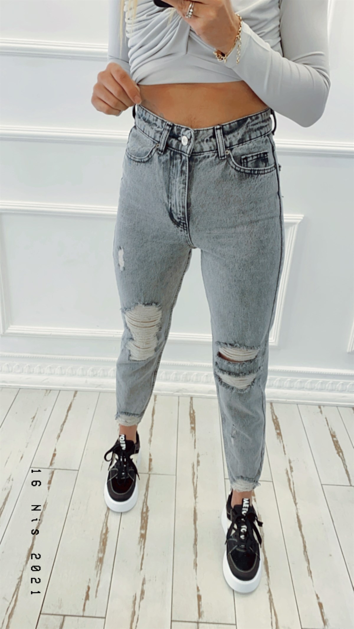 Yırtık Detaylı Paçası Kesik Relax Kesim Gri Jean