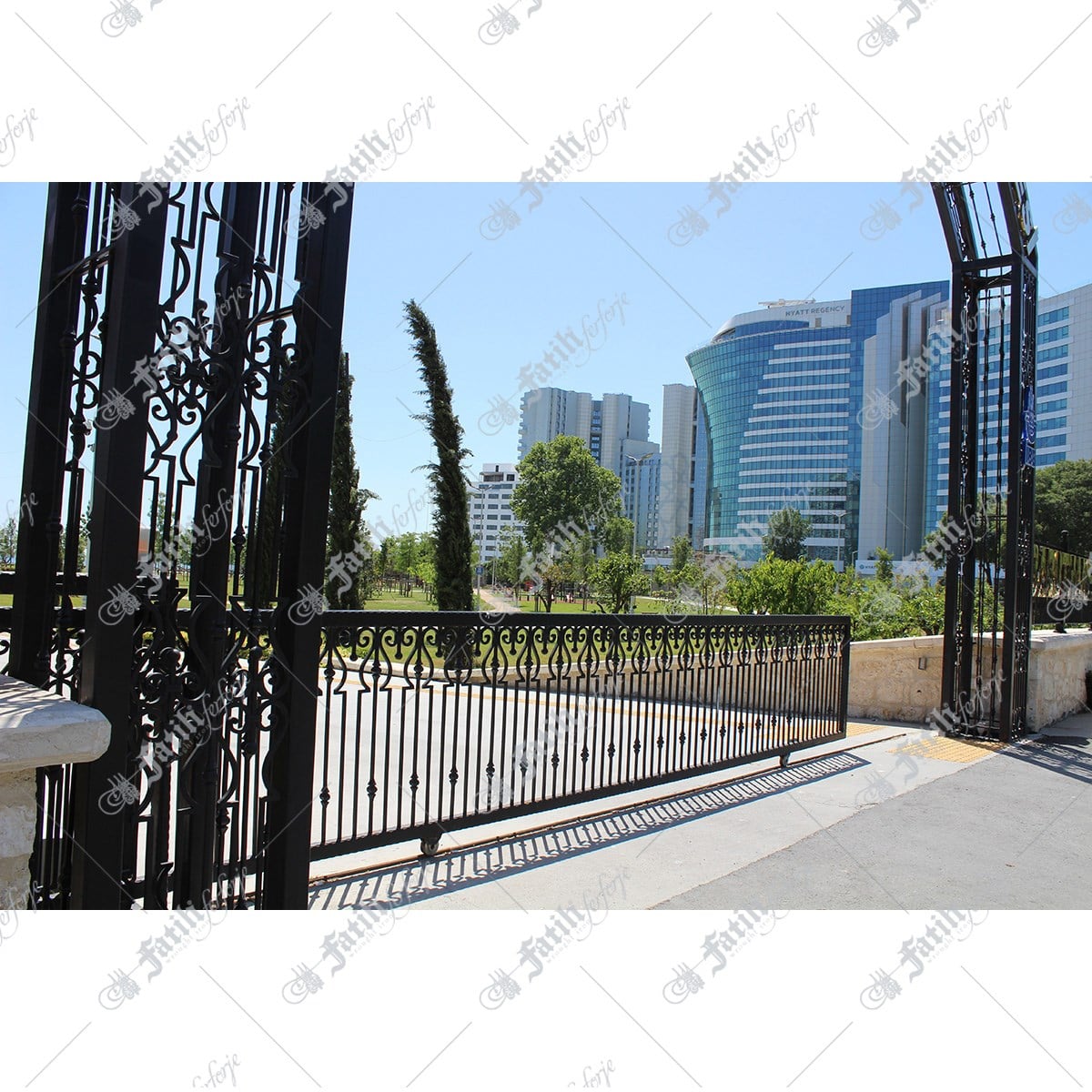 1410 KODLU FERFORJE KAPI