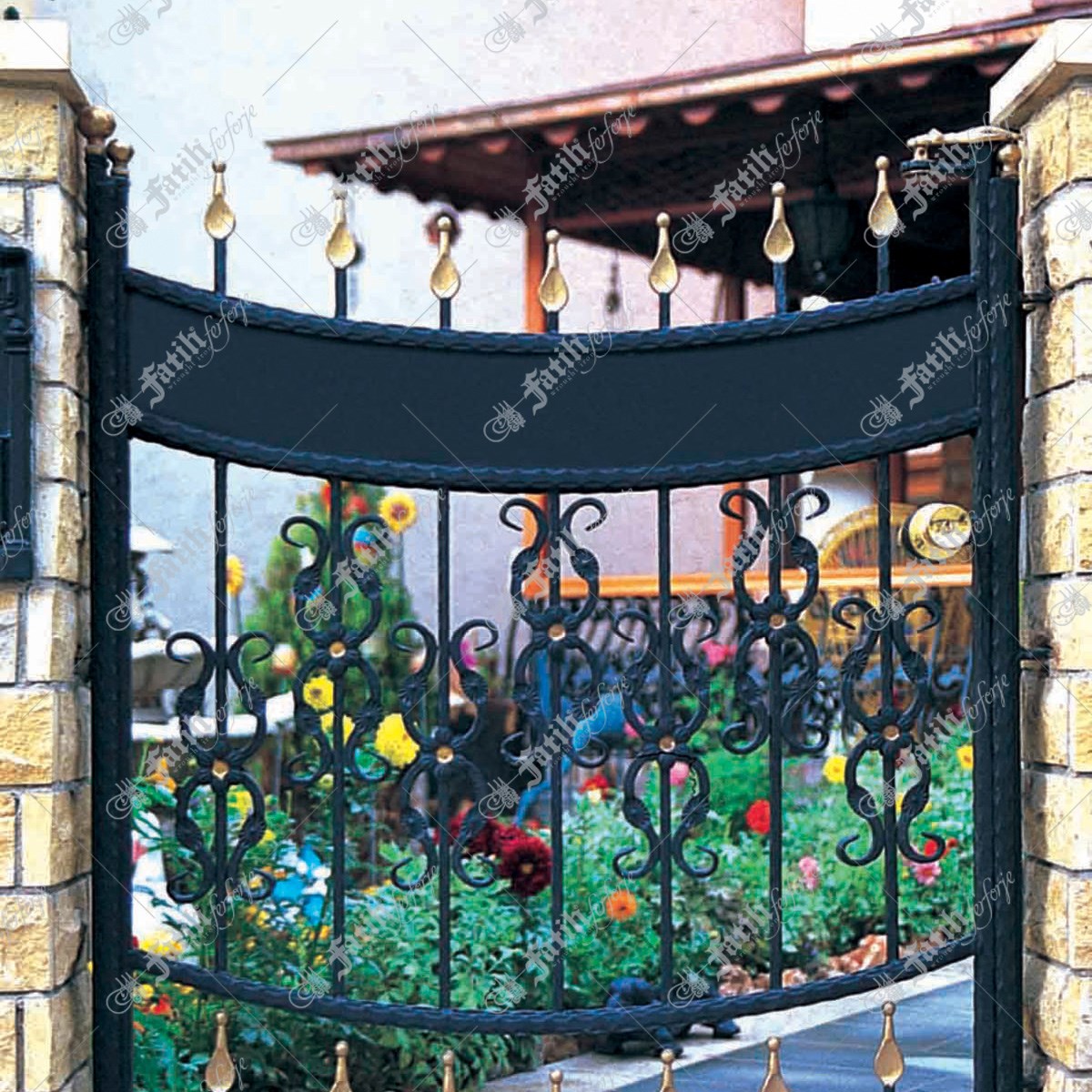 1136 KODLU FERFORJE KAPI