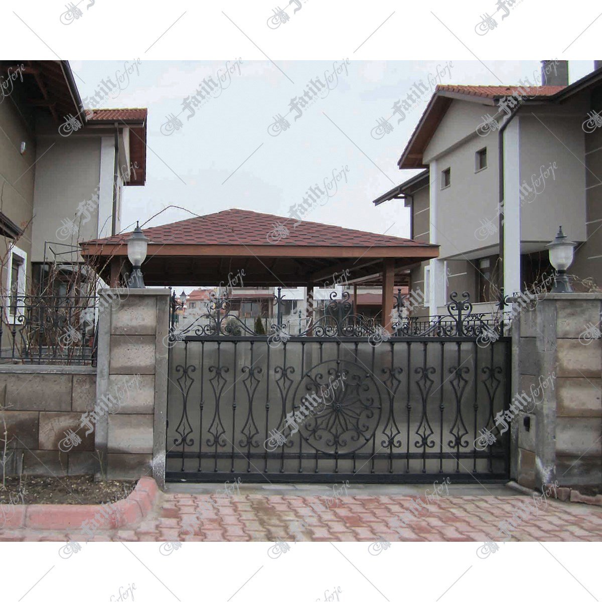 1326 KODLU FERFORJE KAPI