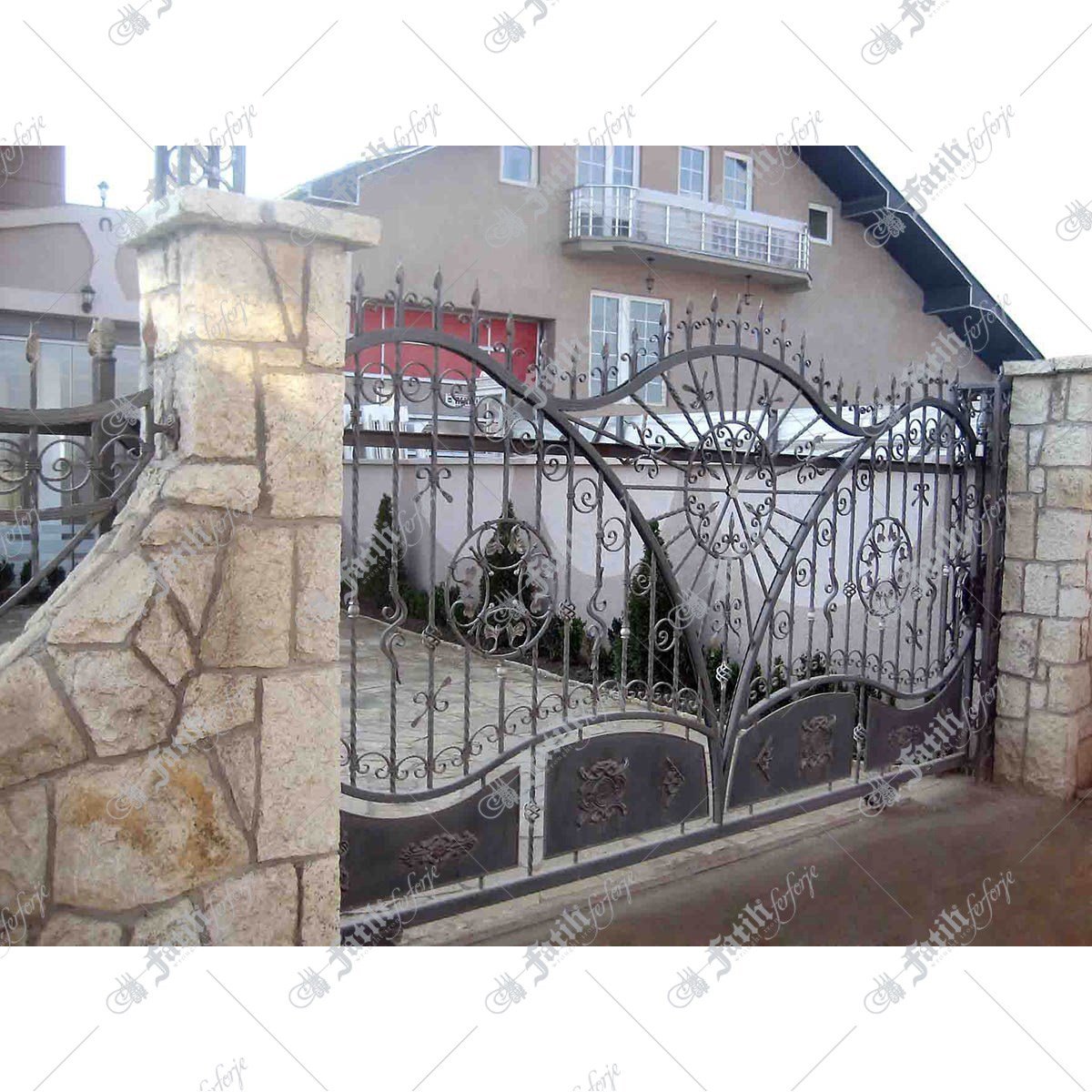 1330 KODLU FERFORJE KAPI