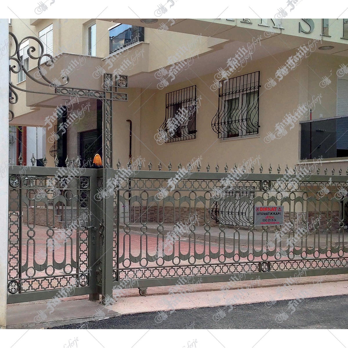 1344 KODLU FERFORJE KAPI