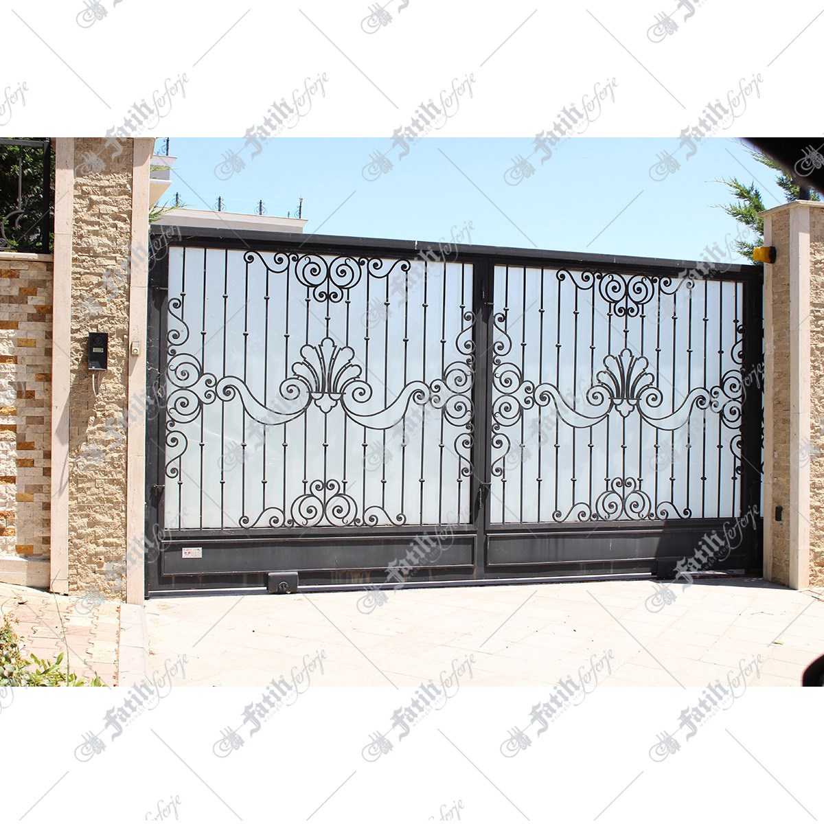 1402 KODLU FERFORJE KAPI