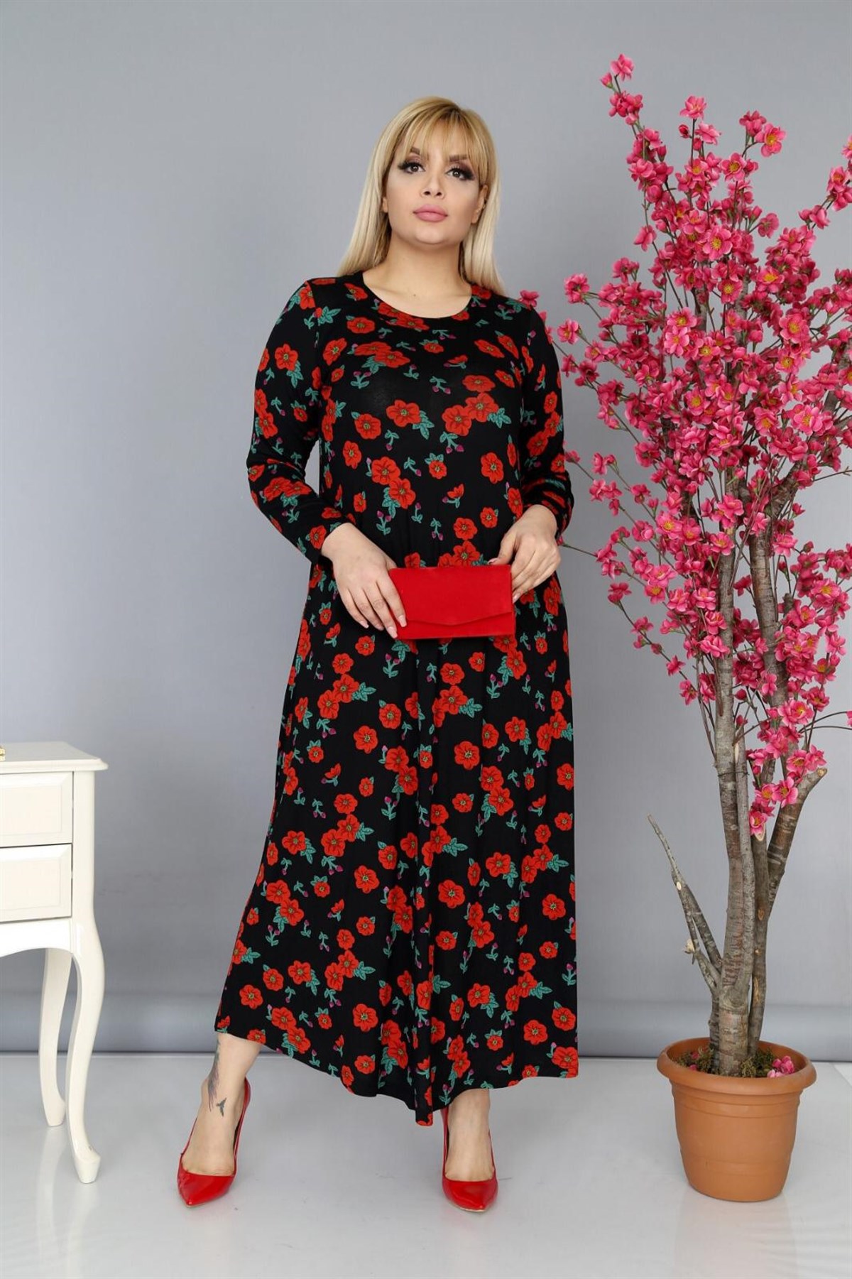 Büyük Beden kırmızı çiçekli yaka pervazlı viskon elbise