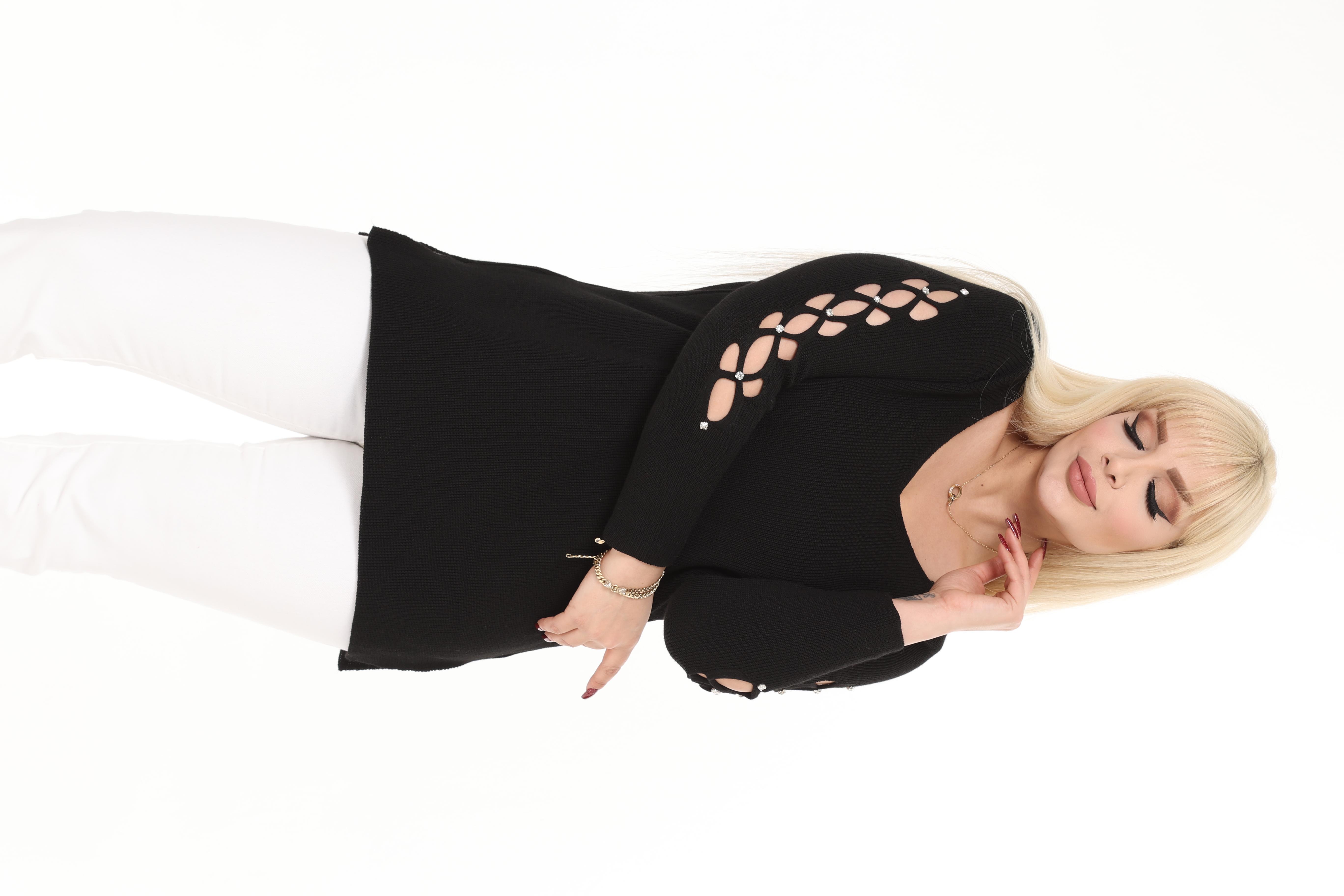 Siyah V Yaka Kol Detaylı Triko Örme Taşlı Kazak