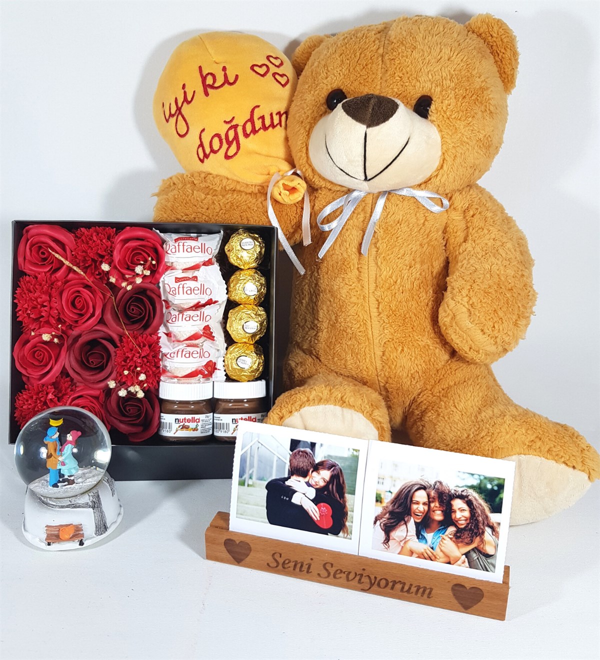 Kişiye Özel İyi Ki Doğdun 2 Adet Fotoğraflı Romantik Kar Küresi Ferrero Çikolata Hediye Hediye Setleri