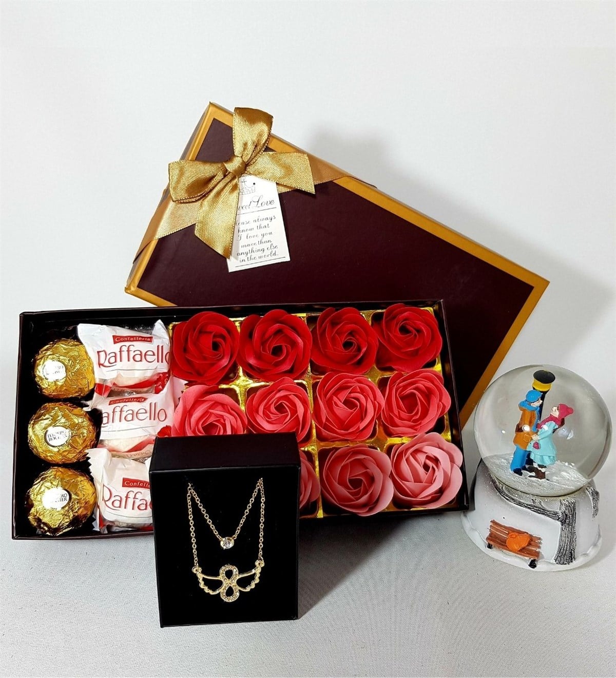 Aşk Kokulu Gül Kutu Ferrero Çikolata Aşıklar Kar Küresi İkili Melek Kolyeli  Hediye Seti Hediye Setleri