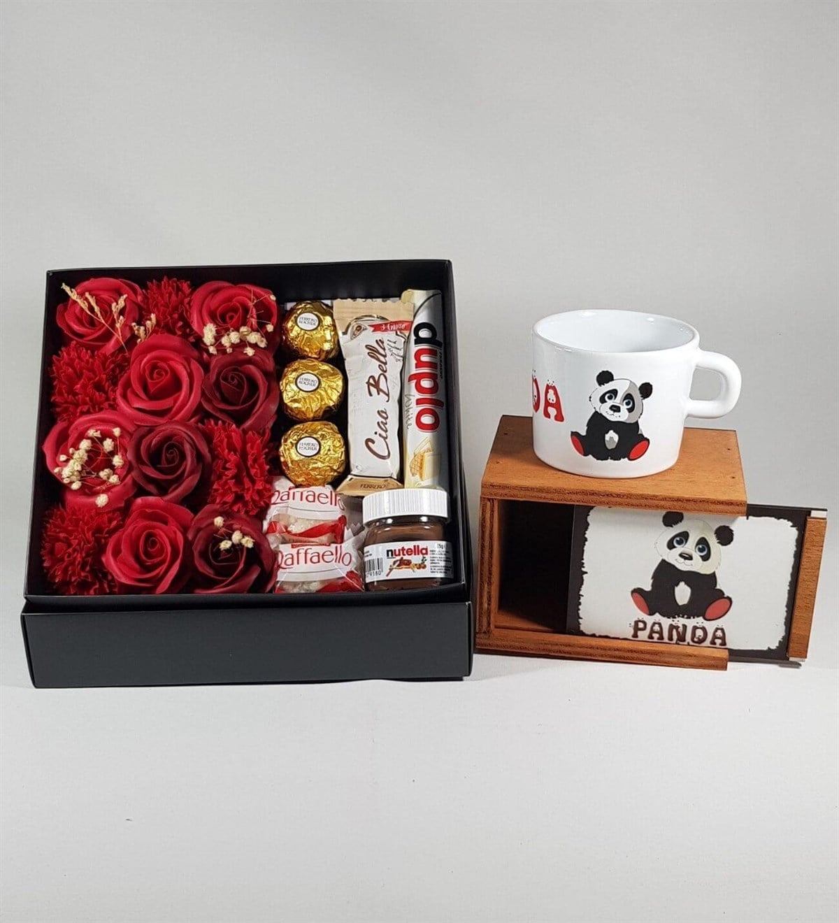 Sevdiklerinize Hediye Gül Kutusunda Ferrero Estrella Çikolata Panda Kutulu Kupa Seti HEDİYE