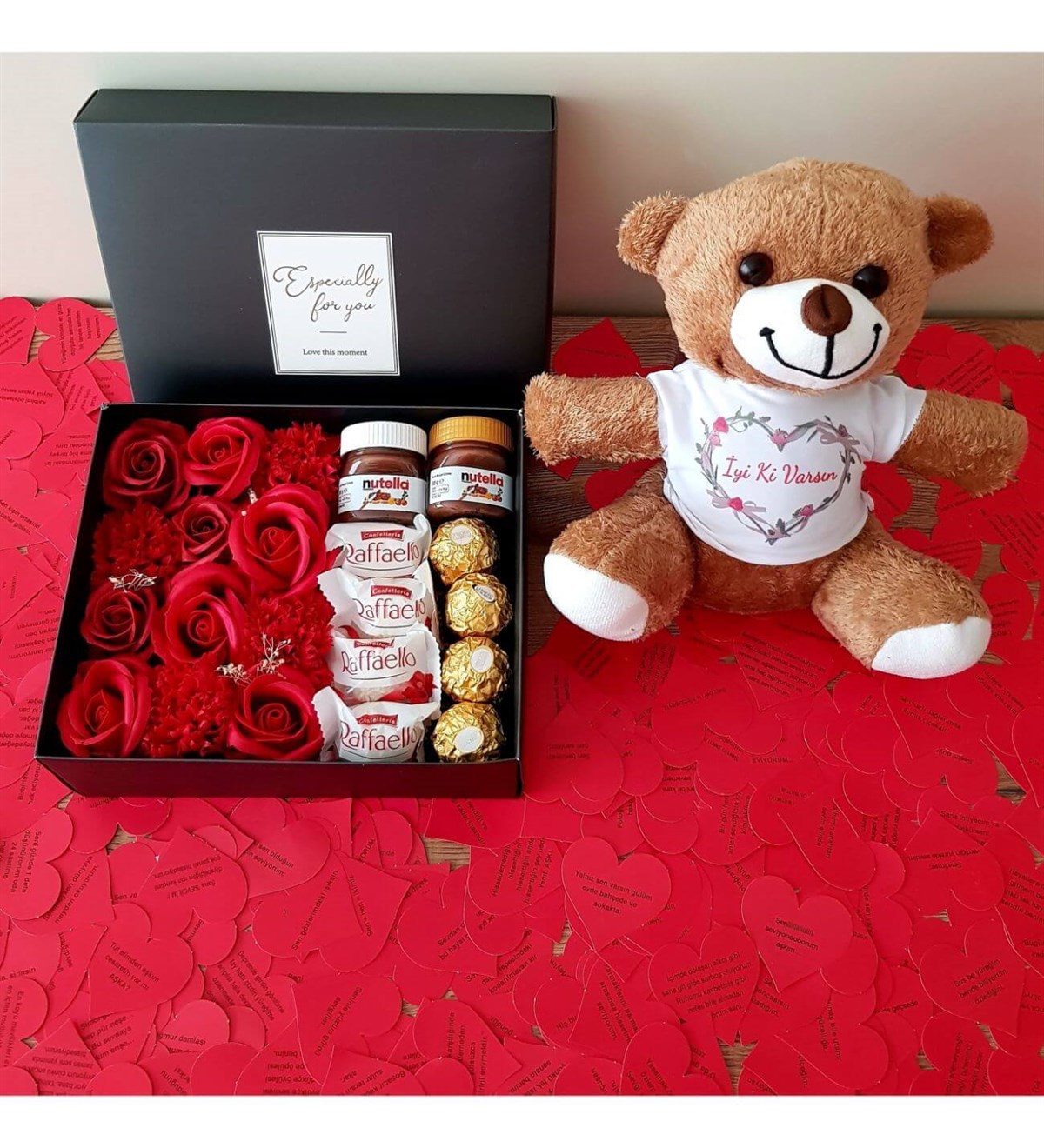 Gül Kutusu ve İyiki Varsın Pelüş Ayıcıklı Ferrero Çikolatalı Özel Hediye Seti HEDİYE