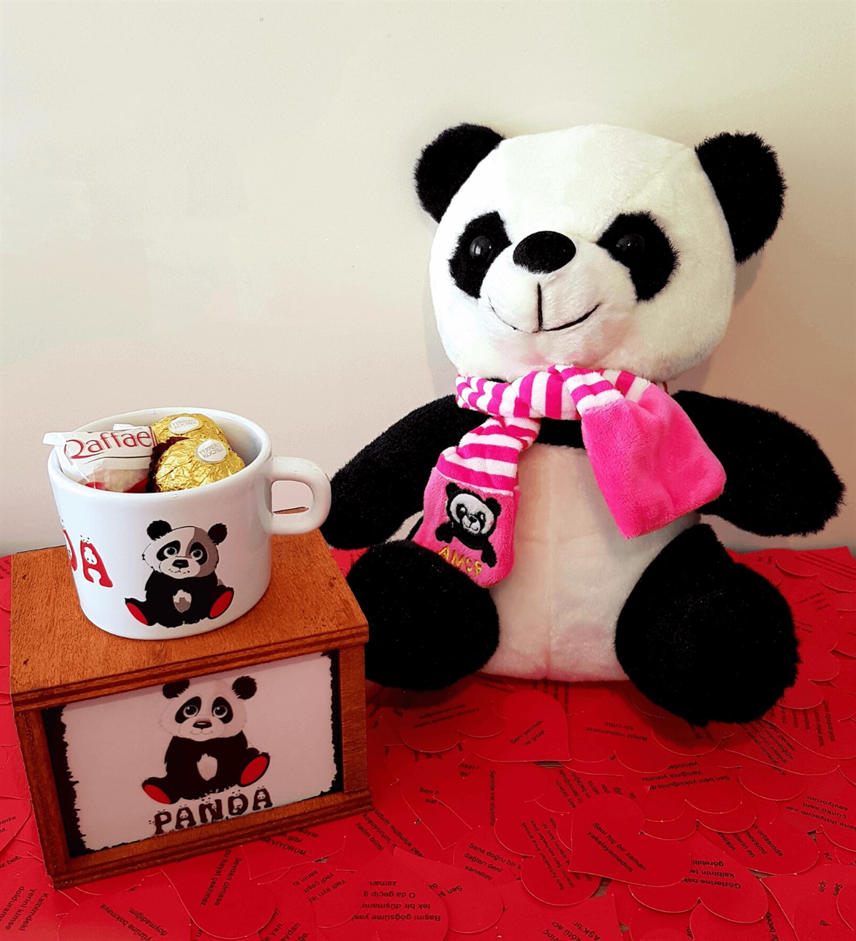 Sevimli Pelüş Panda Rocher ve Raffaello Çikolata Kutulu Panda Kupa Hediye Seti HEDİYE