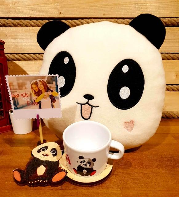 Kişiye Özel Masum Panda 3D Figürlü Kupa & Polar Yastık Arkadaşa Hediye  BANYO GURUBU