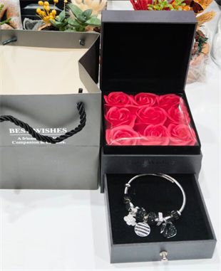 Hediye Gül Kutusunda Siyah Pandora Bileklik Hediye Seti HEDİYE SETLERİ