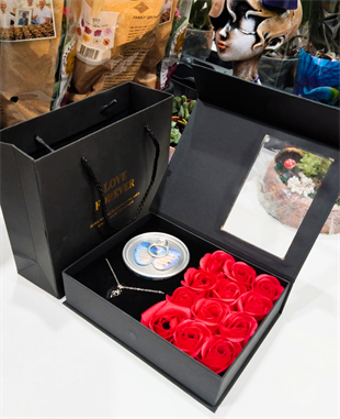 İstiridye İnci Kolye. Hediye Gül Kutusunda Sevgiliye Hediye Seti HEDİYE SETLERİ