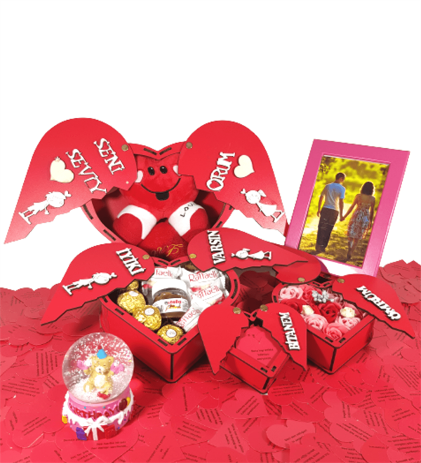 Kişiye Özel Aşk Kulesi 4 Kalp Kutu Sevgiliye Minik Ayıcık Kar Küresi Pembe Çerçeve Çikolata Hediye Seti Hediye Setleri