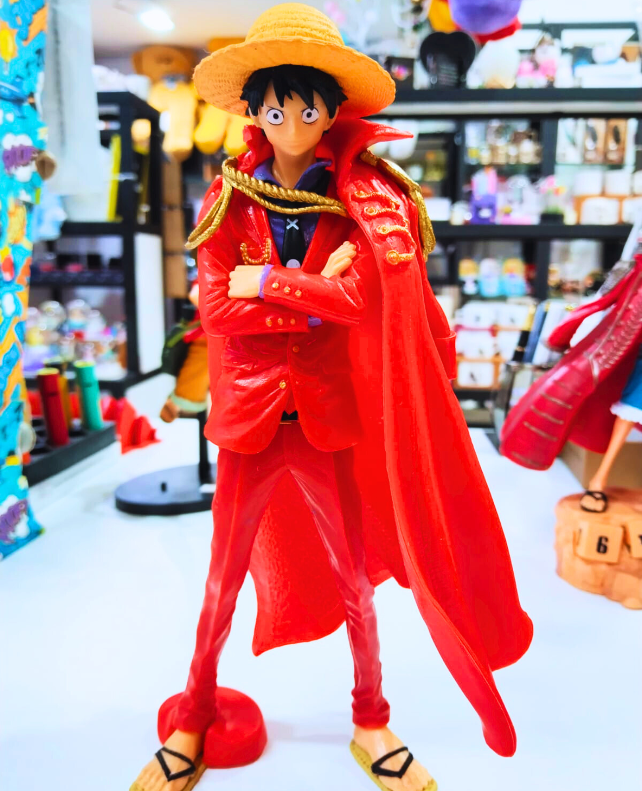 Monkey D. Luffy Kırmızı Kaptan Peleriniyle Tek Parça Koleksiyon Figürü - 23x13 cm KARAKTER FİGÜR